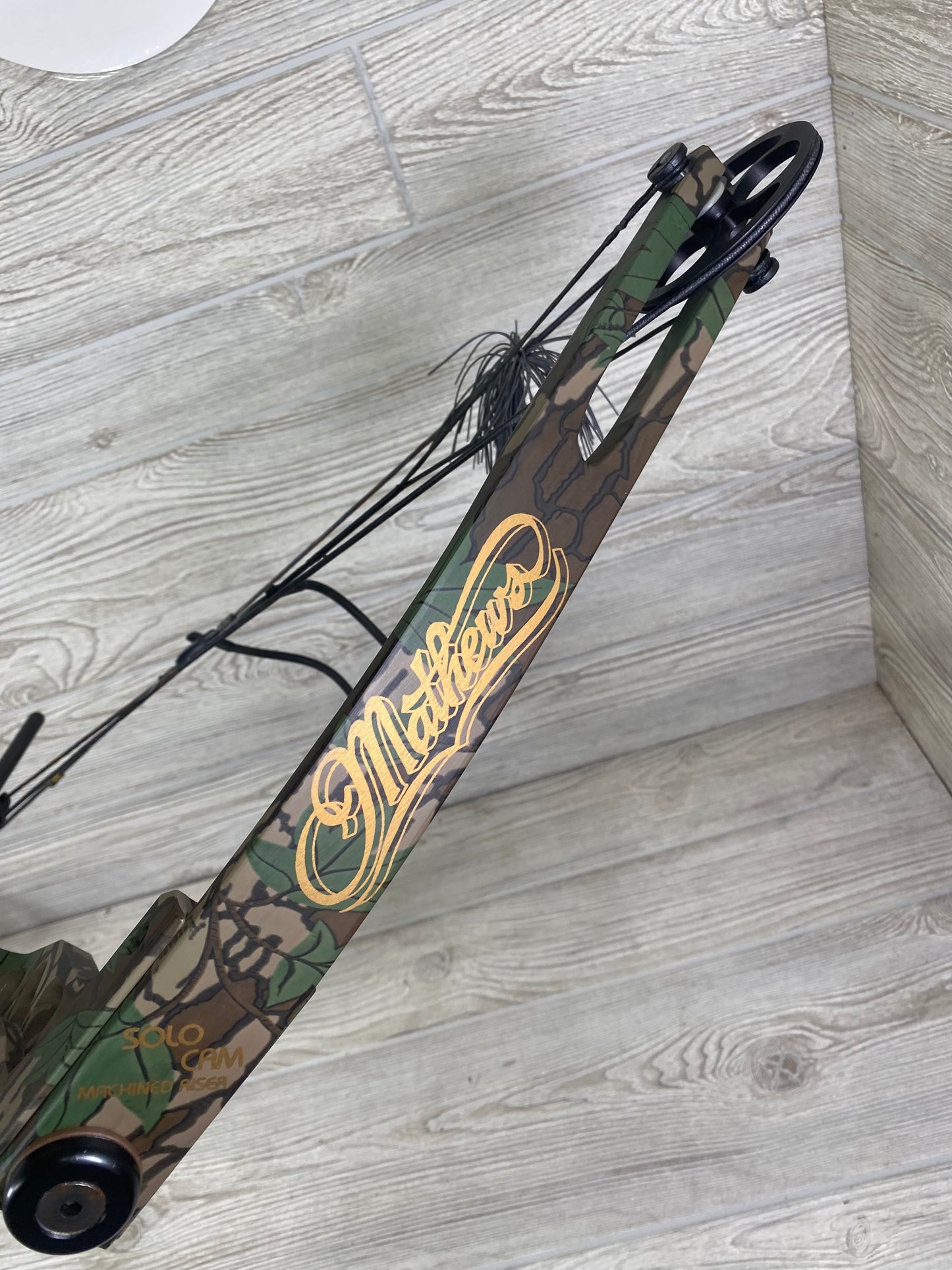 Used Mathews Conquest Light 31" 70lb Right Handed Bow Package