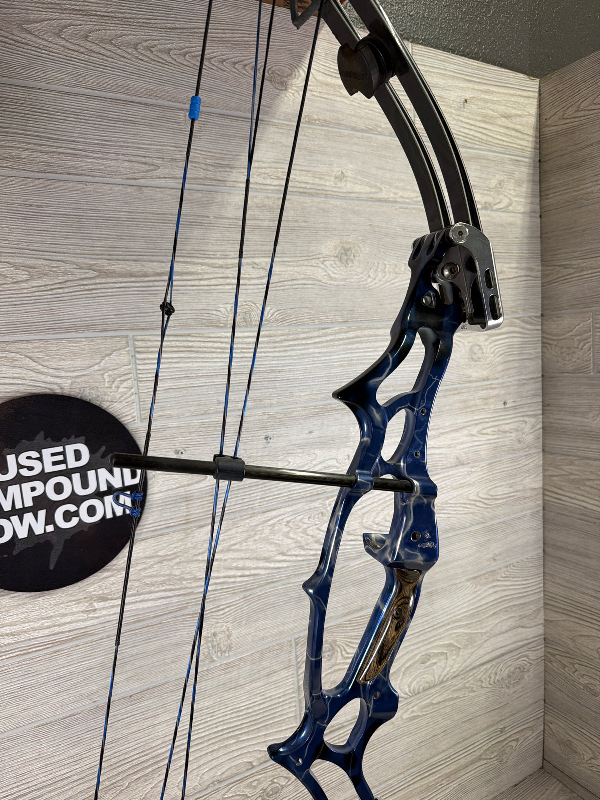 Used Hoyt Pro Tech Vintage Target Bow Blue Lightning Right Hand 60-70# 27.5-30" 65% Let-off