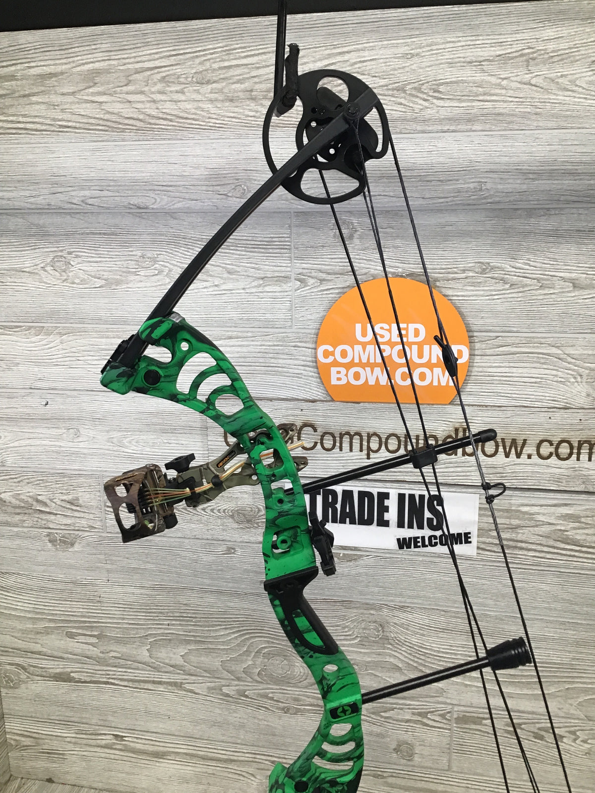 NEW Centerpoint Typhon Right handed Hunting bow 15-55lbs 19-29"