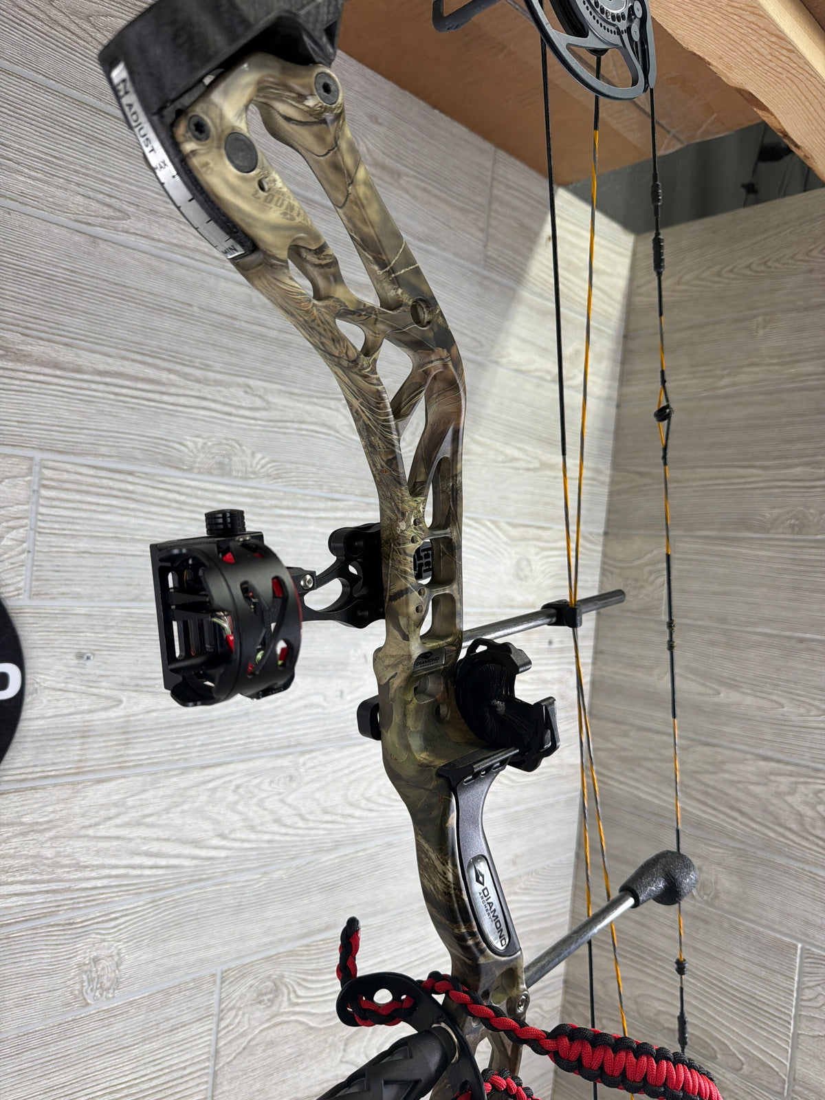 Used Diamond Edge 320 29" 70lb Camo Right Hand Bow Pkg