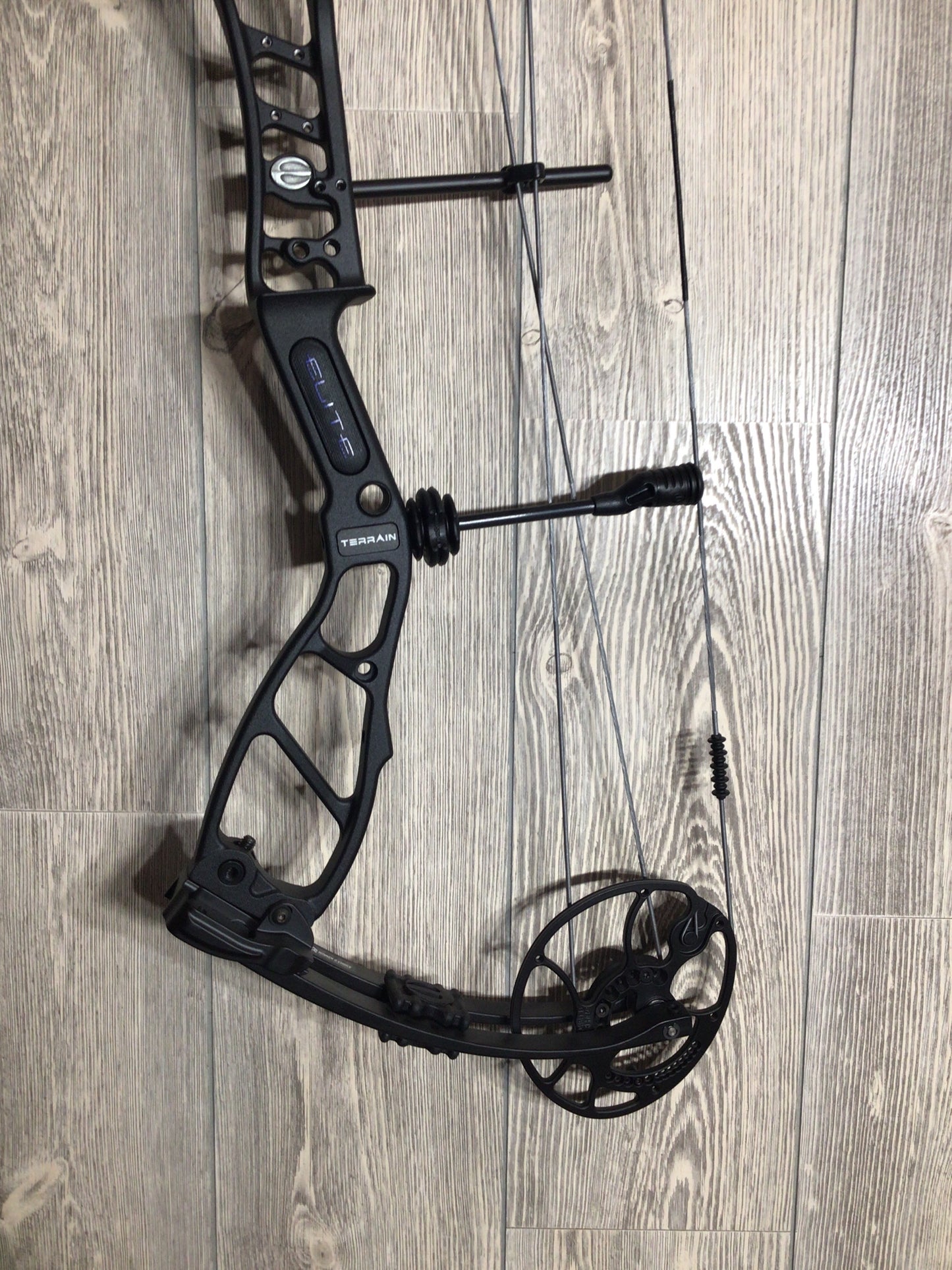 Used Elite Terrain RH Black 30" 70# Bow