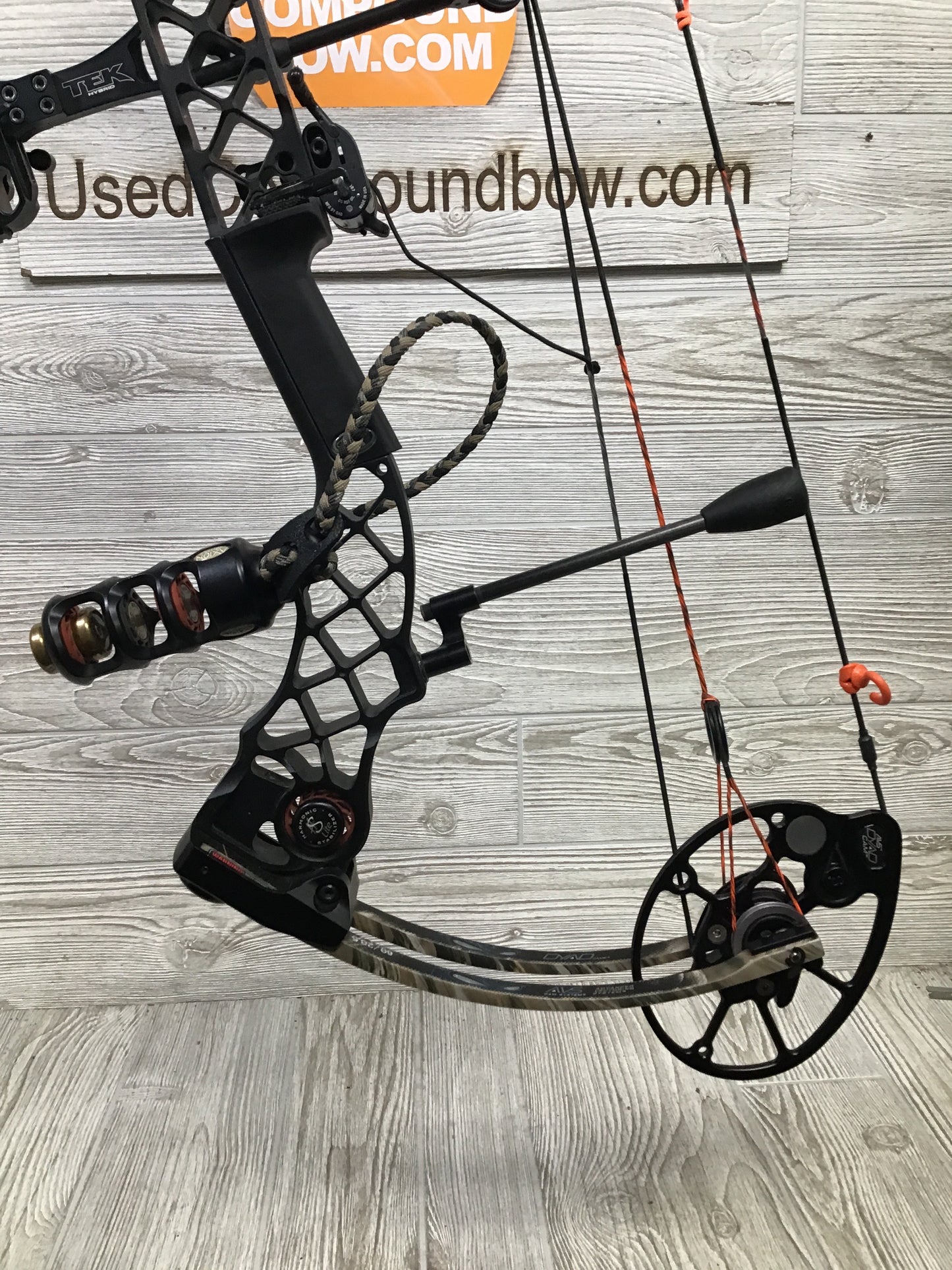 Used Mathews Chill Black riser/ lost camo limb Package Right Handed 28.5/70