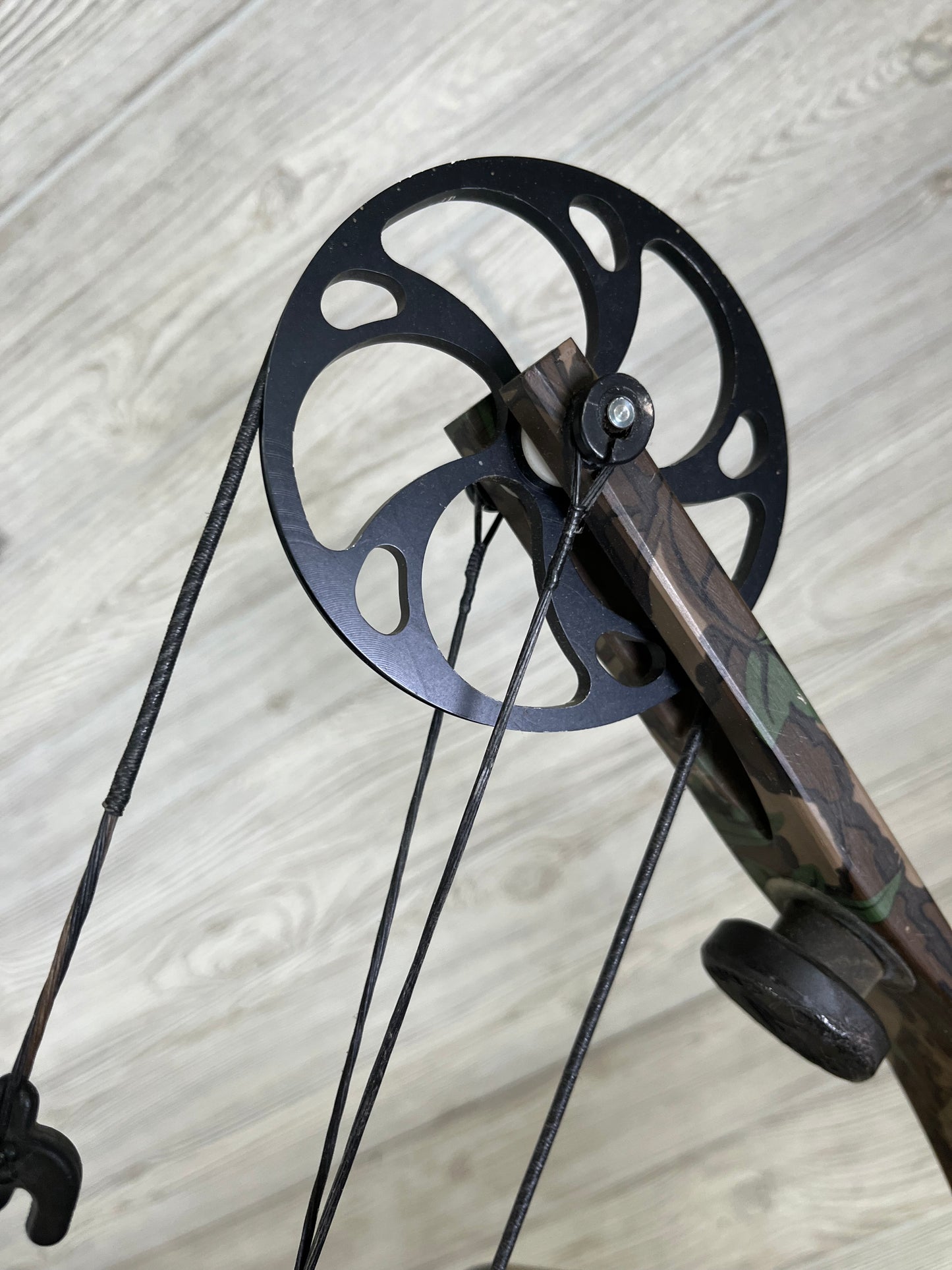 Used Mathews MQ1 30" 70lb Left Handed Bow