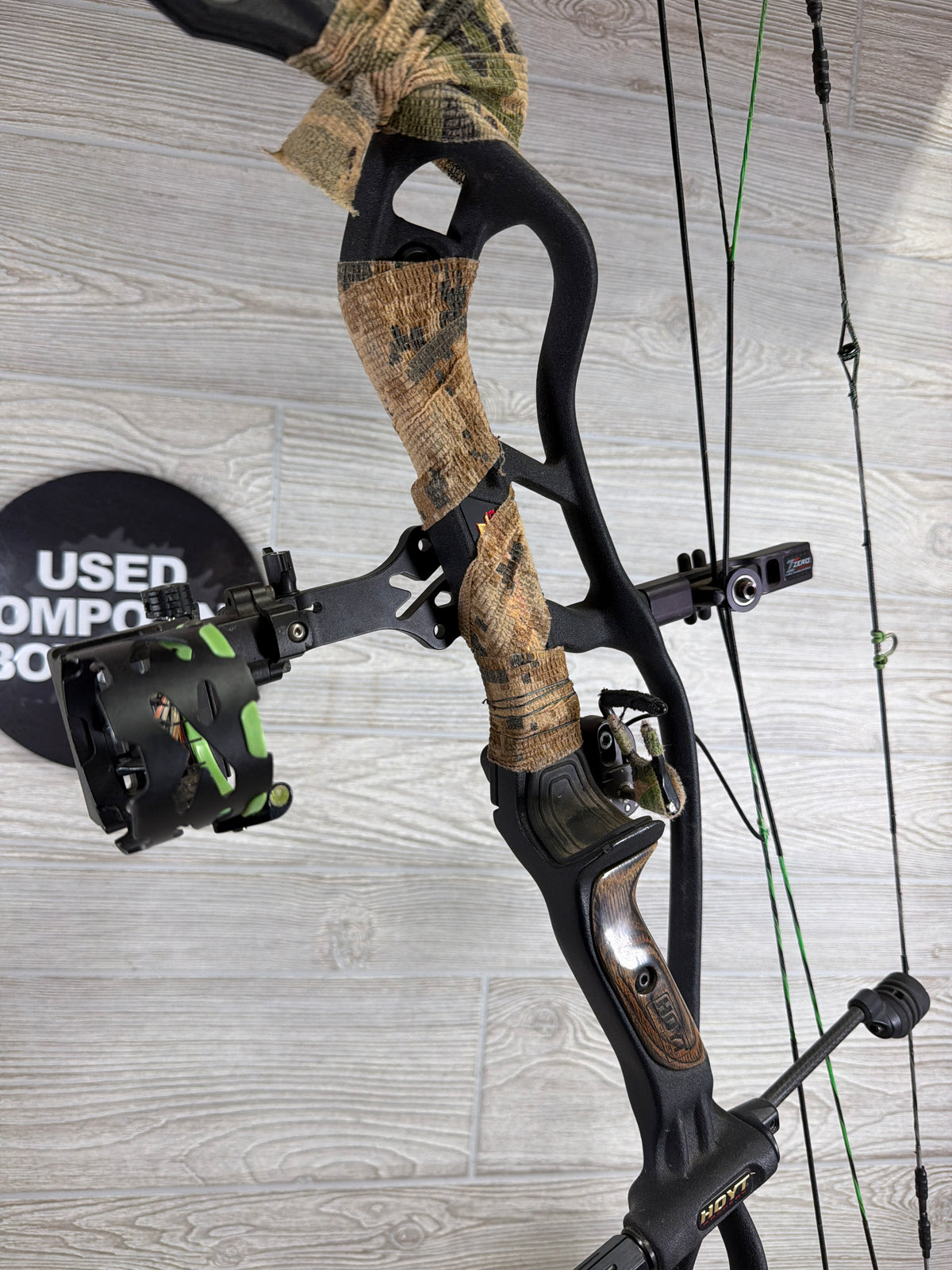 Used Hoyt Carbon Defiant #3 cam 29" 70lb Right Black Bow PKG