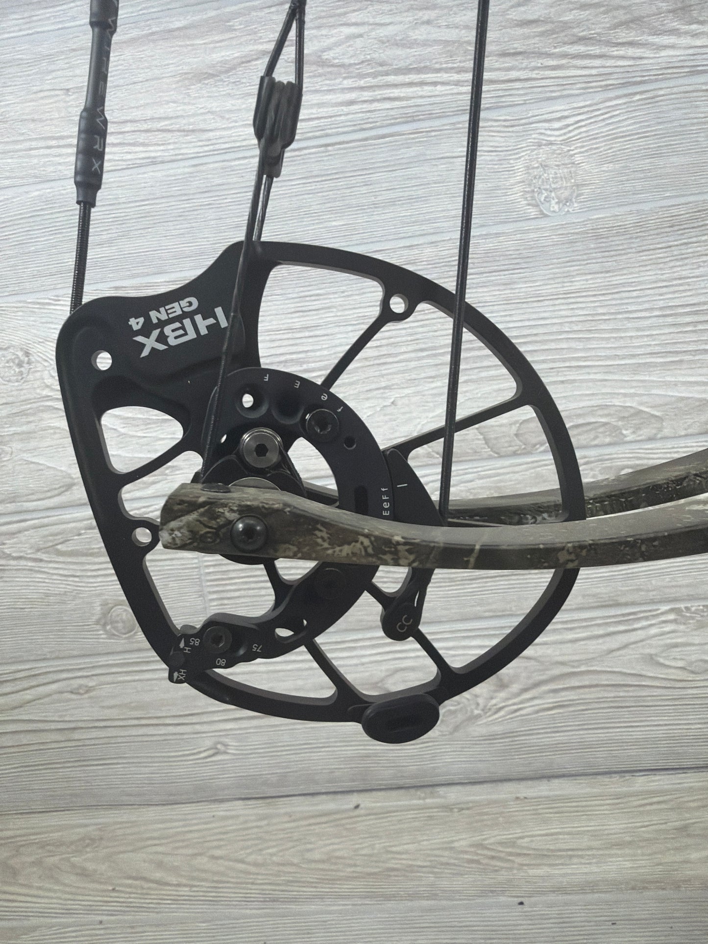 Used Hoyt RX-9 27.25" 70lb Realtree Apex Right hand Bow