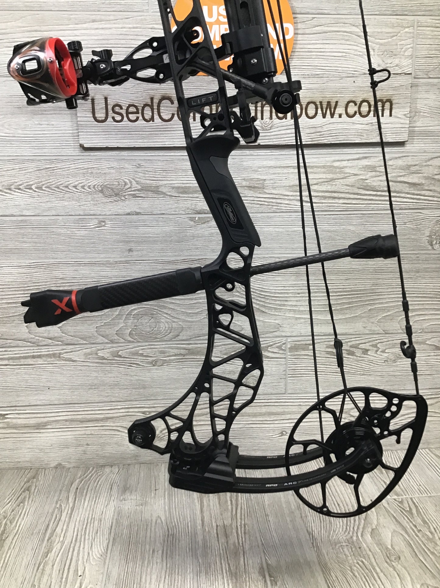 Used Mathews Lift X 29.5 Right Hand Black Bow 29/70 Package