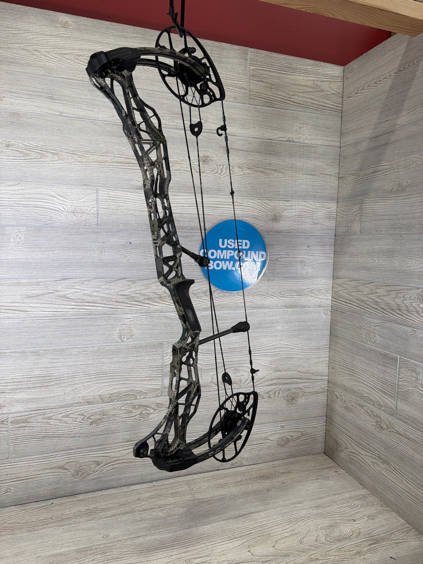 Used Mathews LIFT X 29.5 29" 70lb KUIU RH Bow