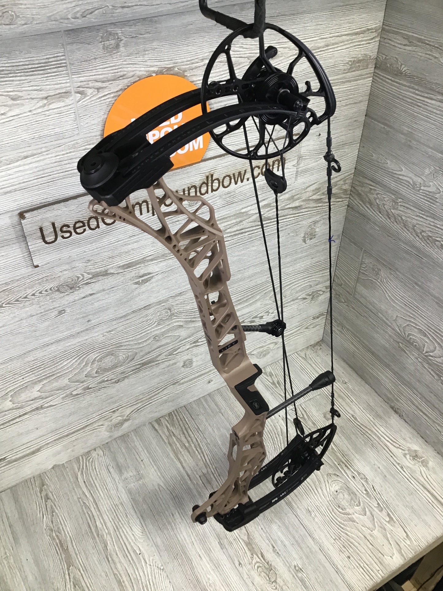 Used Mathews Lift X 29.5 Right Hand Earth Riser/Black Limbs Bow 27.5/60