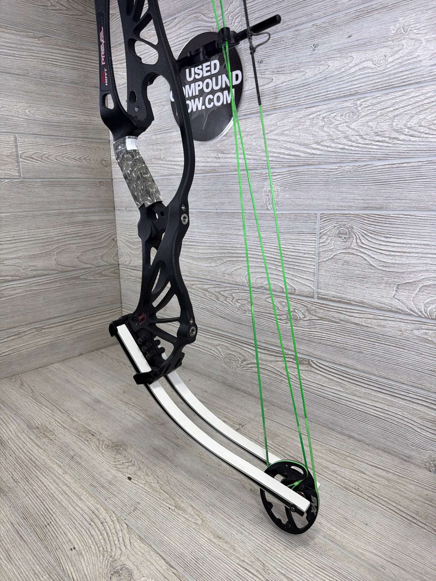 Used Right-Handed/Black and White Hoyt Prevail 40 SVX #4 30.5-31.5" 50-60#
