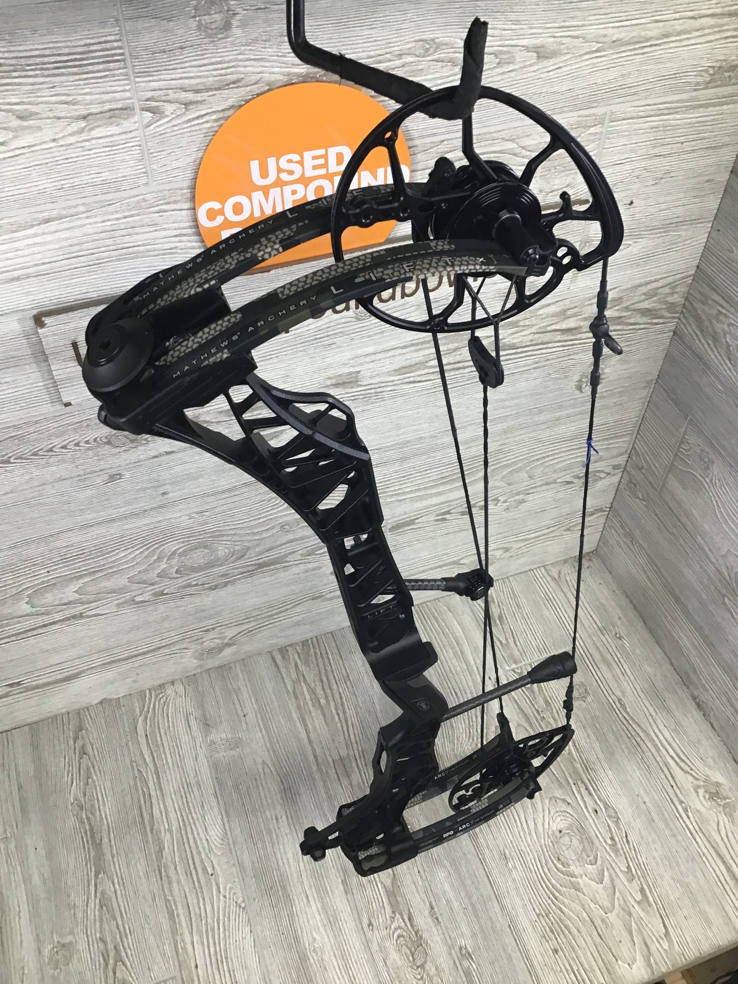 Used Mathews Lift X 29.5 Right Hand Black riser/Kuiu Verde limbs Bow 29.5"/70#