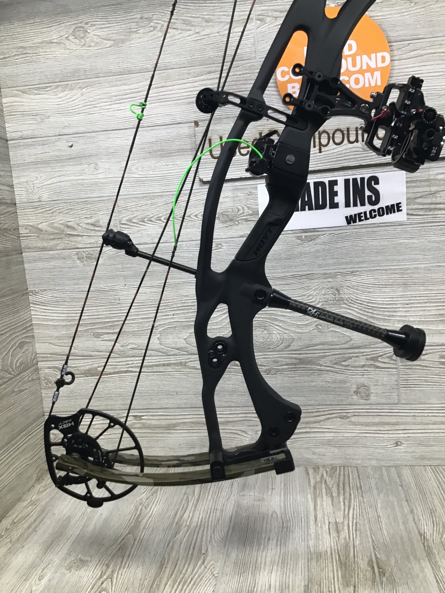Hoyt RX-8 Ultra Black Riser/ Mossy Oak Bottomland limbs RH 60-70# package