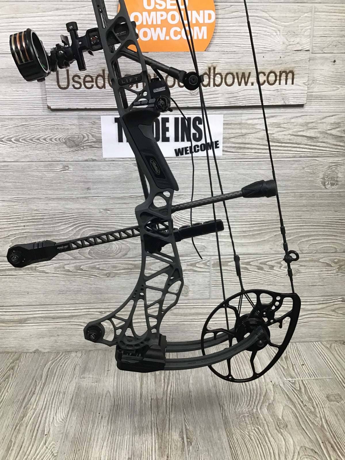 Used Mathews Lift X 29.5 Right Hand Shale 28.5/70 Loaded Pkg
