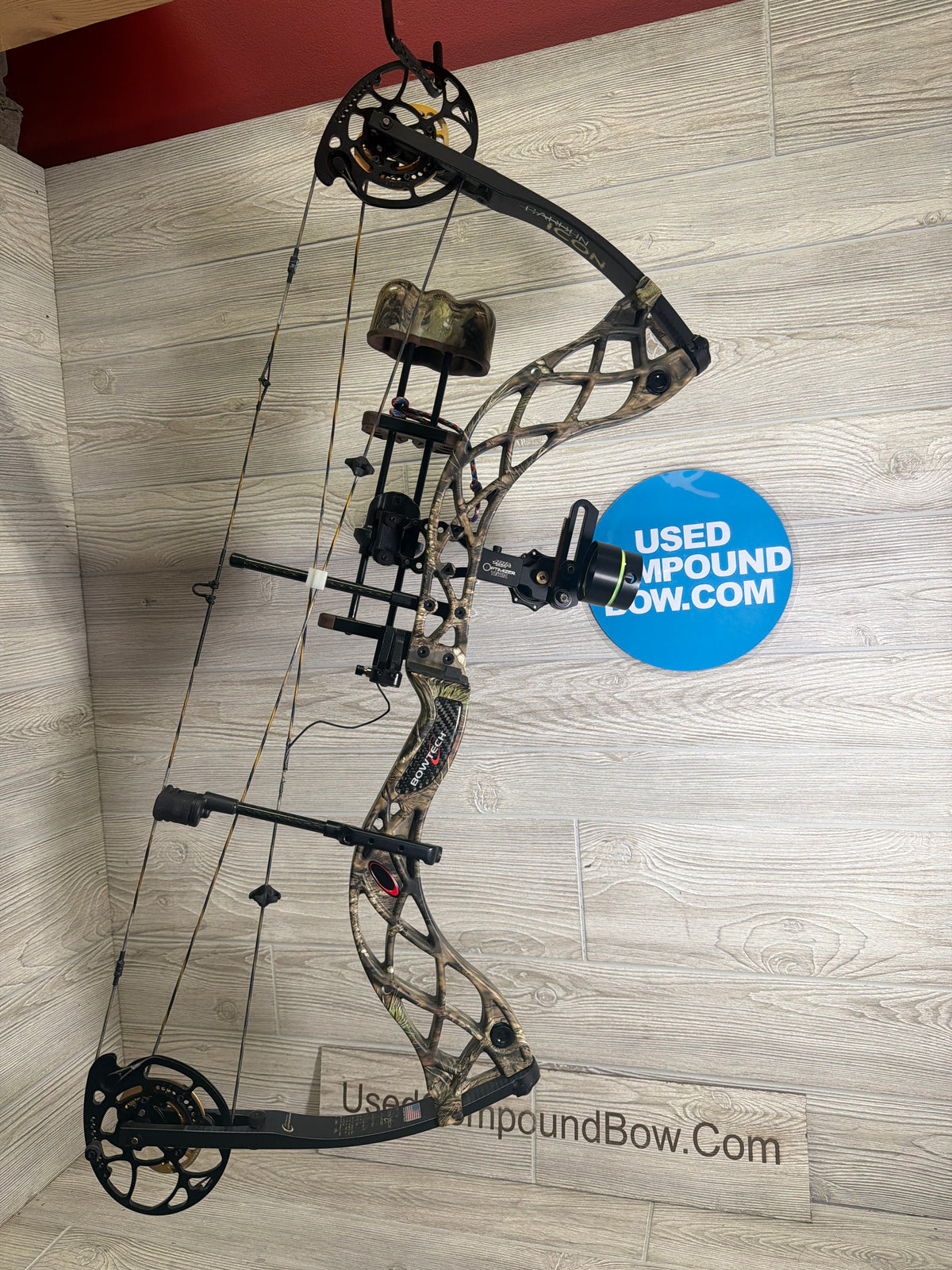 Used Bow tech Carbon Icon 28" 70lb Left Hand Camo Bow Pkg