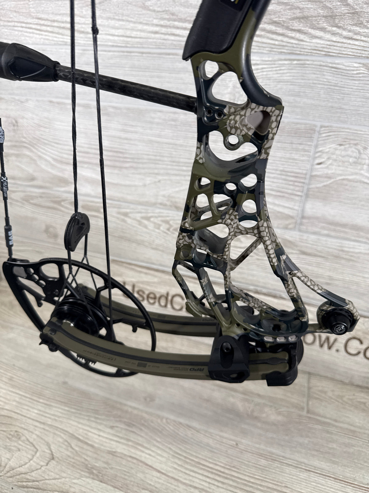 Used Mathews ARC 30 Kuiu Verde Ambush Green Limbs Right Hand Bow