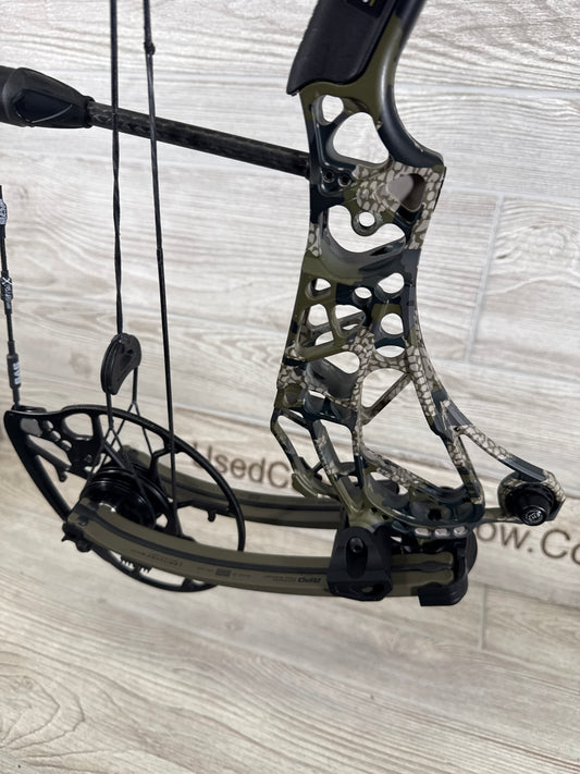 Used Mathews ARC 30 Kuiu Verde Ambush Green Limbs Right Hand Bow