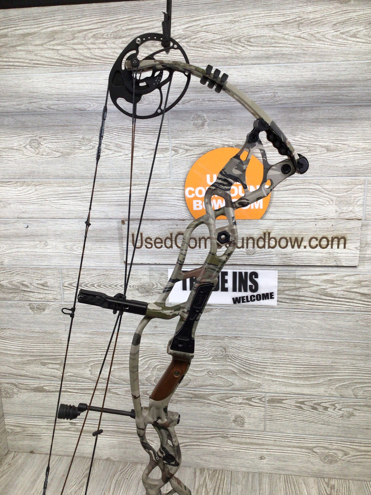 Hoyt Carbon Defiant 34 Right Handed Cam UA Ridge Reaper 29"-31" 60-70#