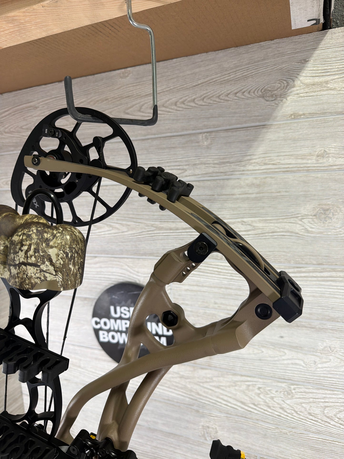 Hoyt RX-5 Buckskin 60-70# 25-30 Right Hand Package