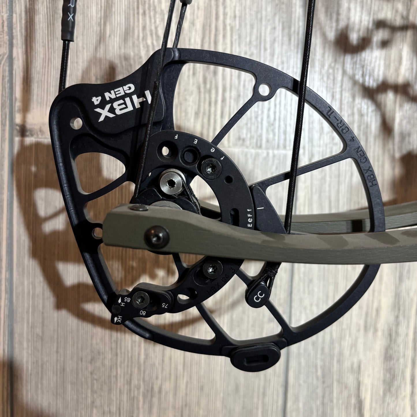 Used Hoyt Alpha AX-2 29 RH Wilderness 60lbs