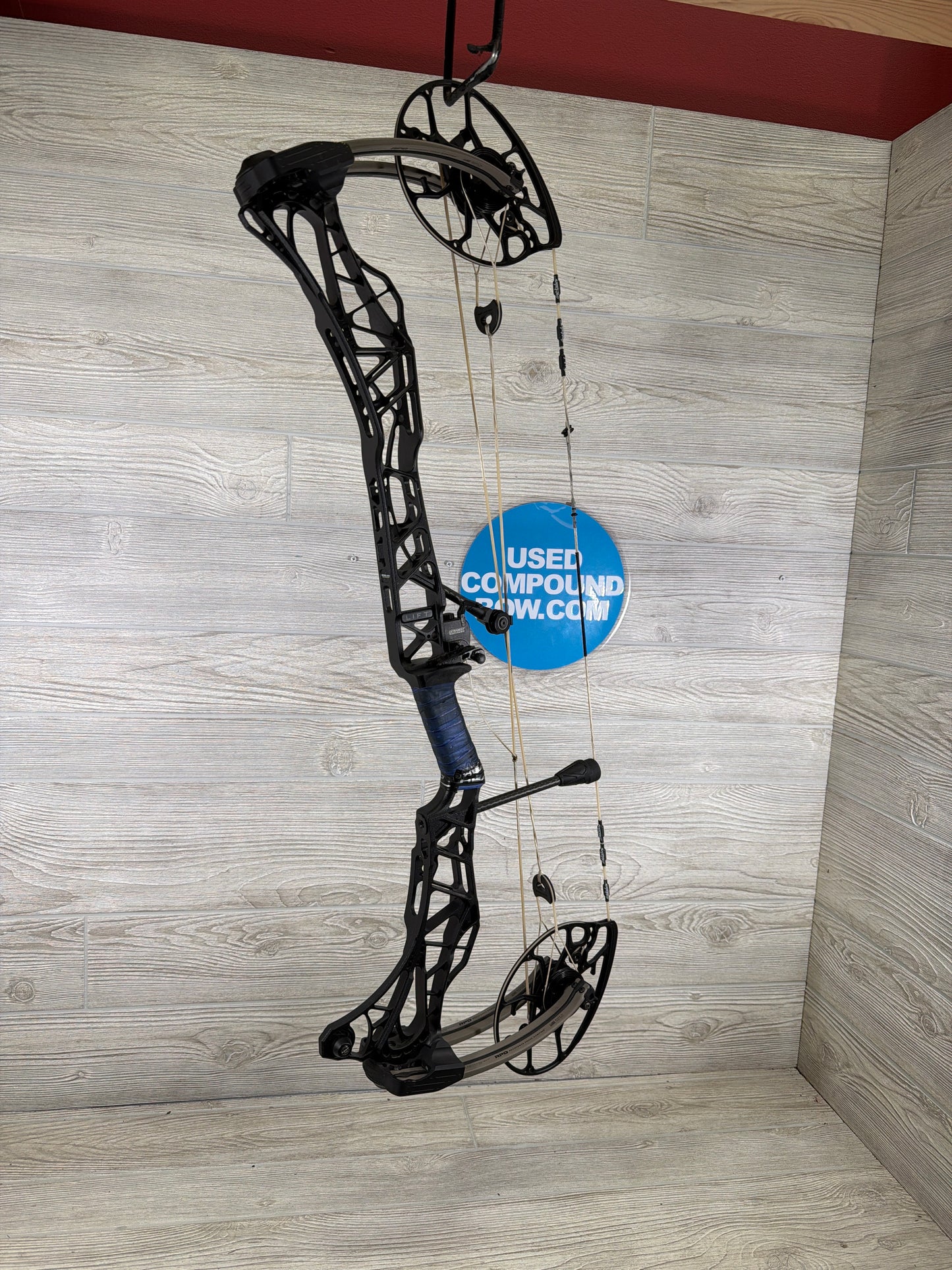 Used Mathews LIFT 29.5 28.5" 60lb Black Riser/Granite Limbs Right Hand Bow w/ Mathews IMX Rest