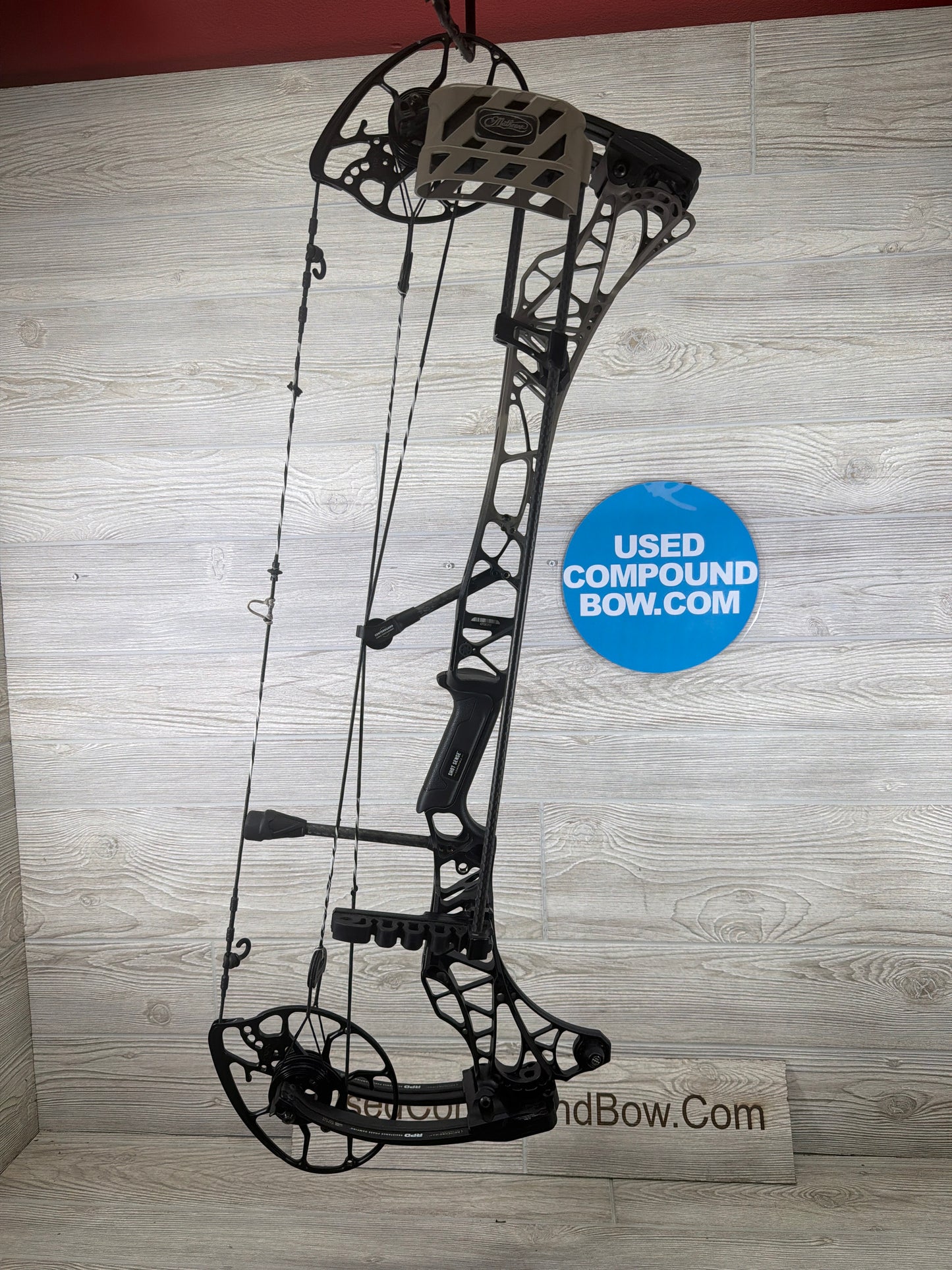 Used Mathews LIFT 29.5 29.5" 70lb Granite FTB Right Hand Bow w/ Granite Lowpro Quiver