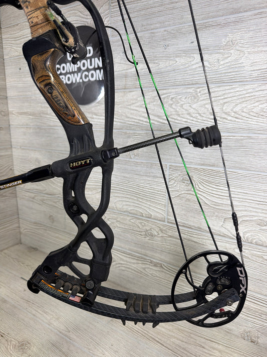 Used Hoyt Carbon Defiant #3 cam 29" 70lb Right Black Bow PKG