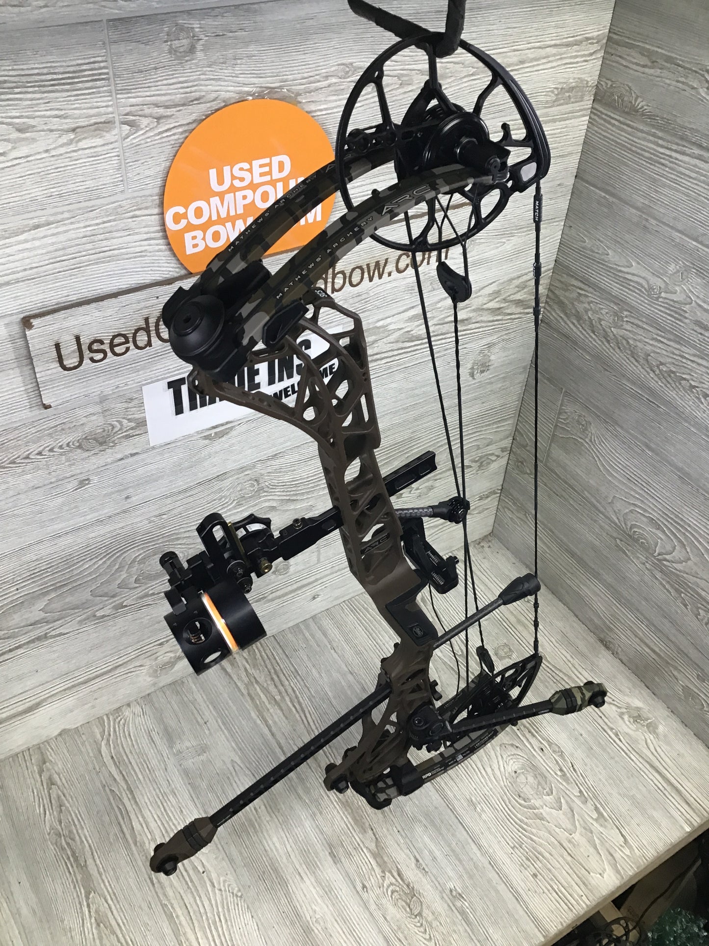 Used Mathews Arc 30 RH Kodiak Riser/ Bottomlands limbs Package 29/70#