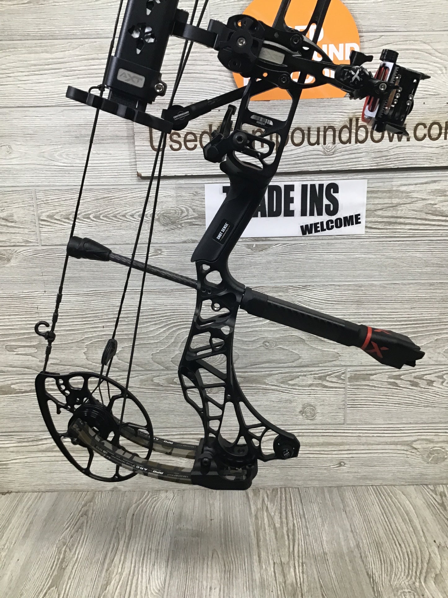 Used Mathews Lift X 29.5 Right Hand Black riser/Bottomlands limbs Bow 30/70 Package