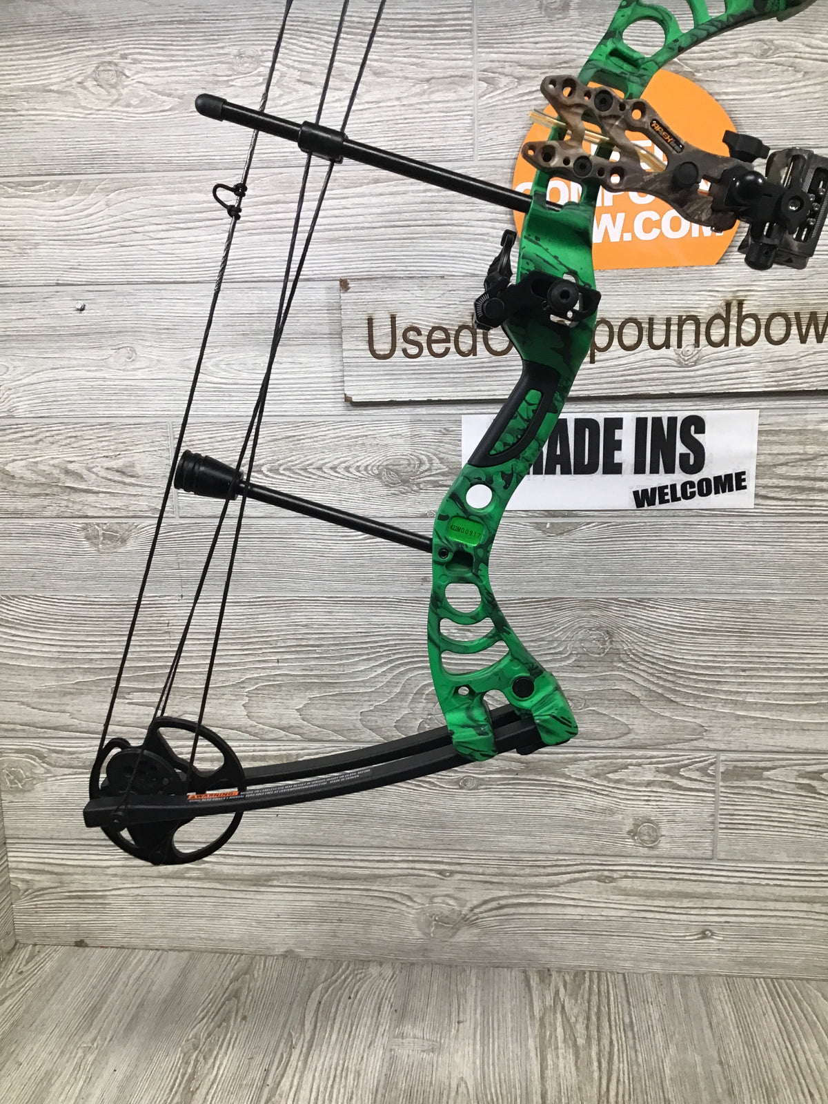 NEW Centerpoint Typhon Right handed Hunting bow 15-55lbs 19-29"