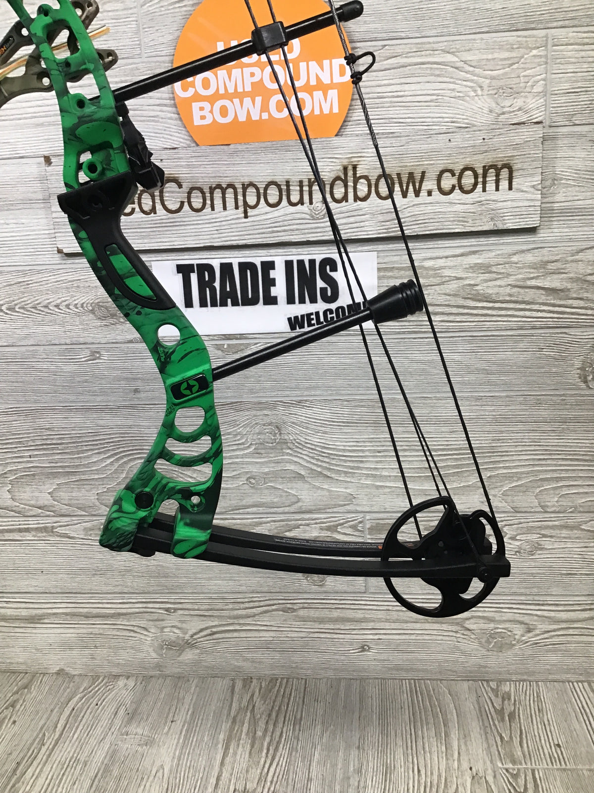 NEW Centerpoint Typhon Right handed Hunting bow 15-55lbs 19-29"
