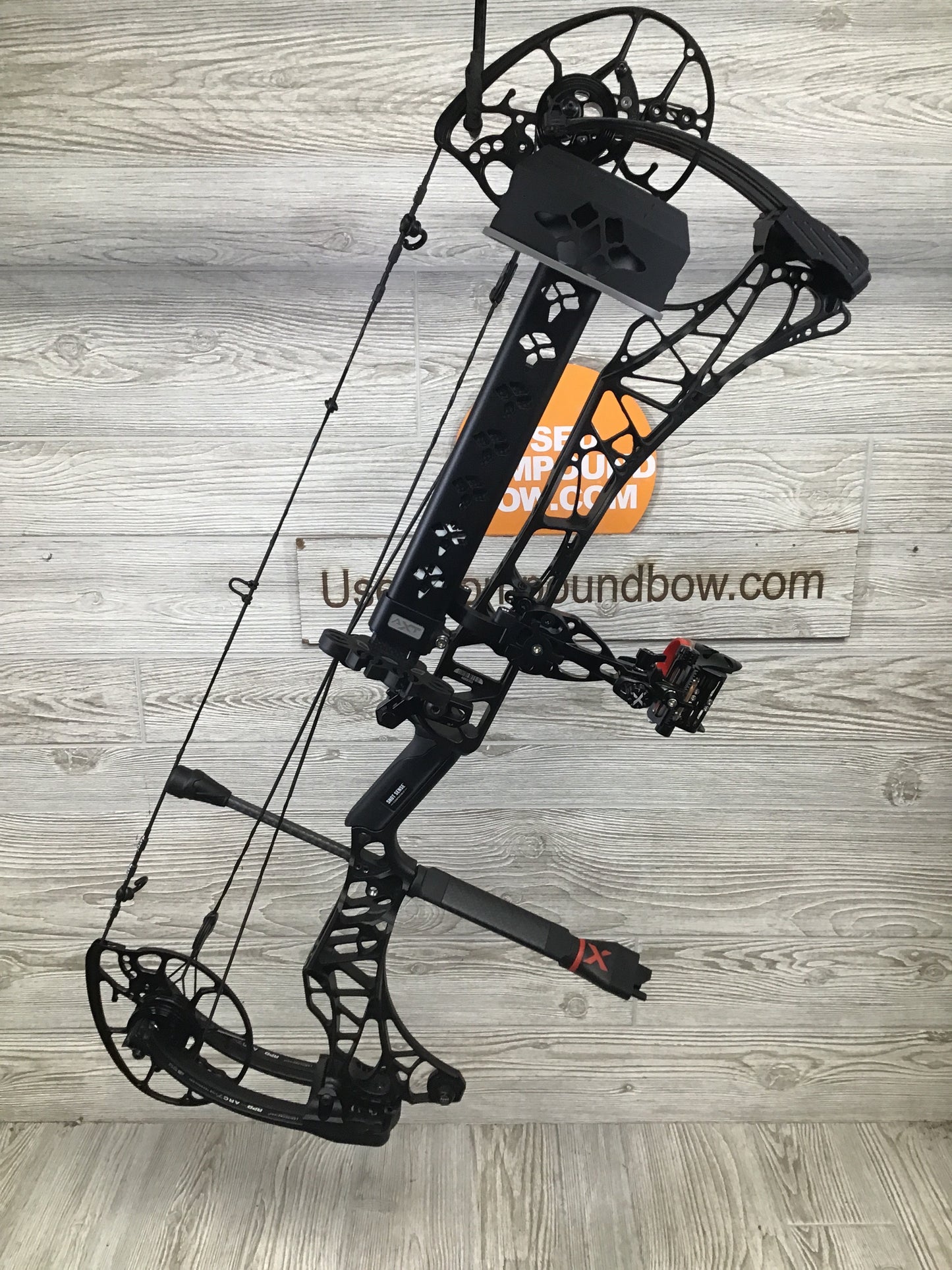 Used Mathews Lift X 29.5 Right Hand Black Bow 29/70 Package