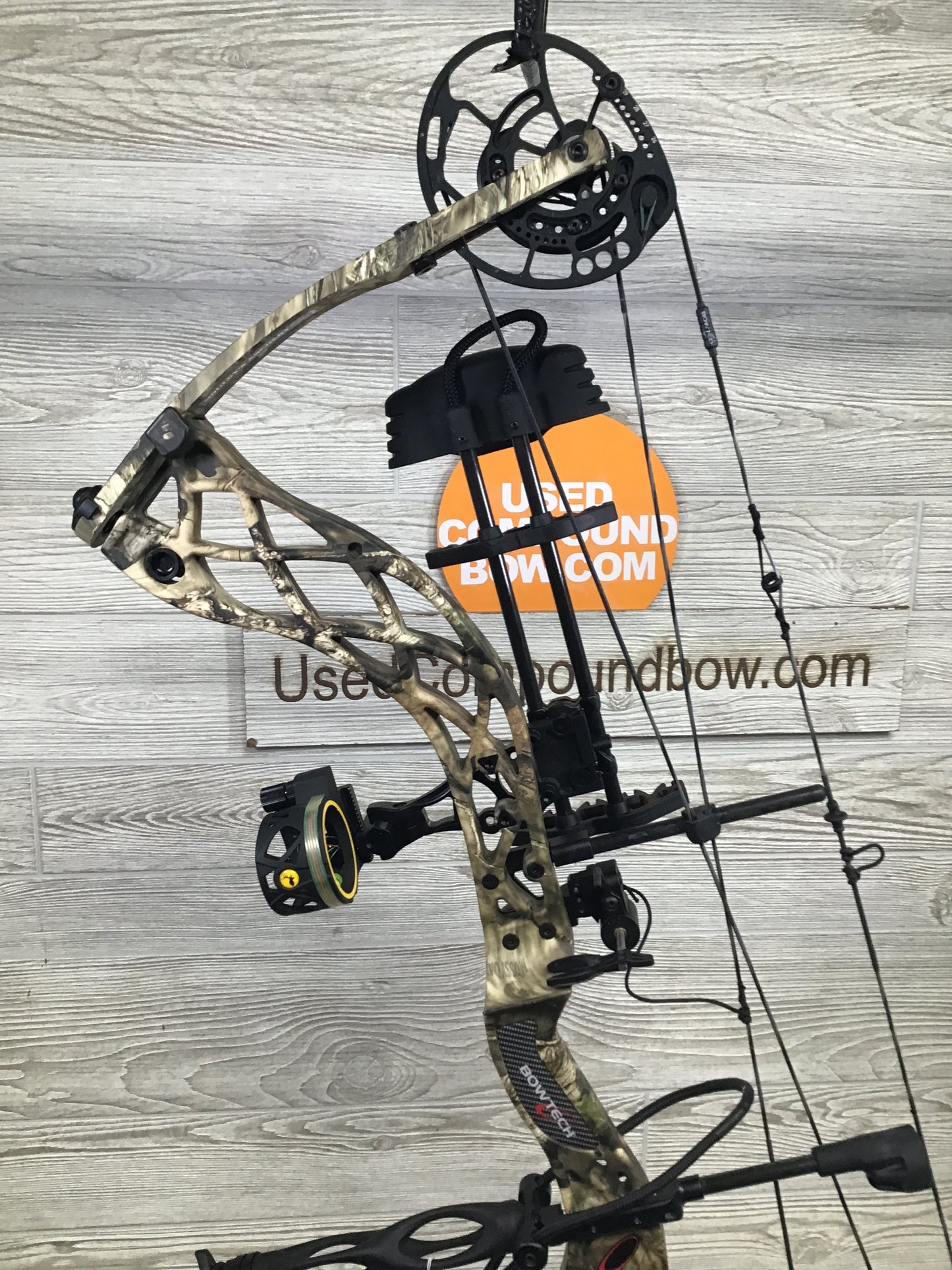Bowtech Carbon Zion RH Camo Right Handed 60-70 25.5-30.5 package