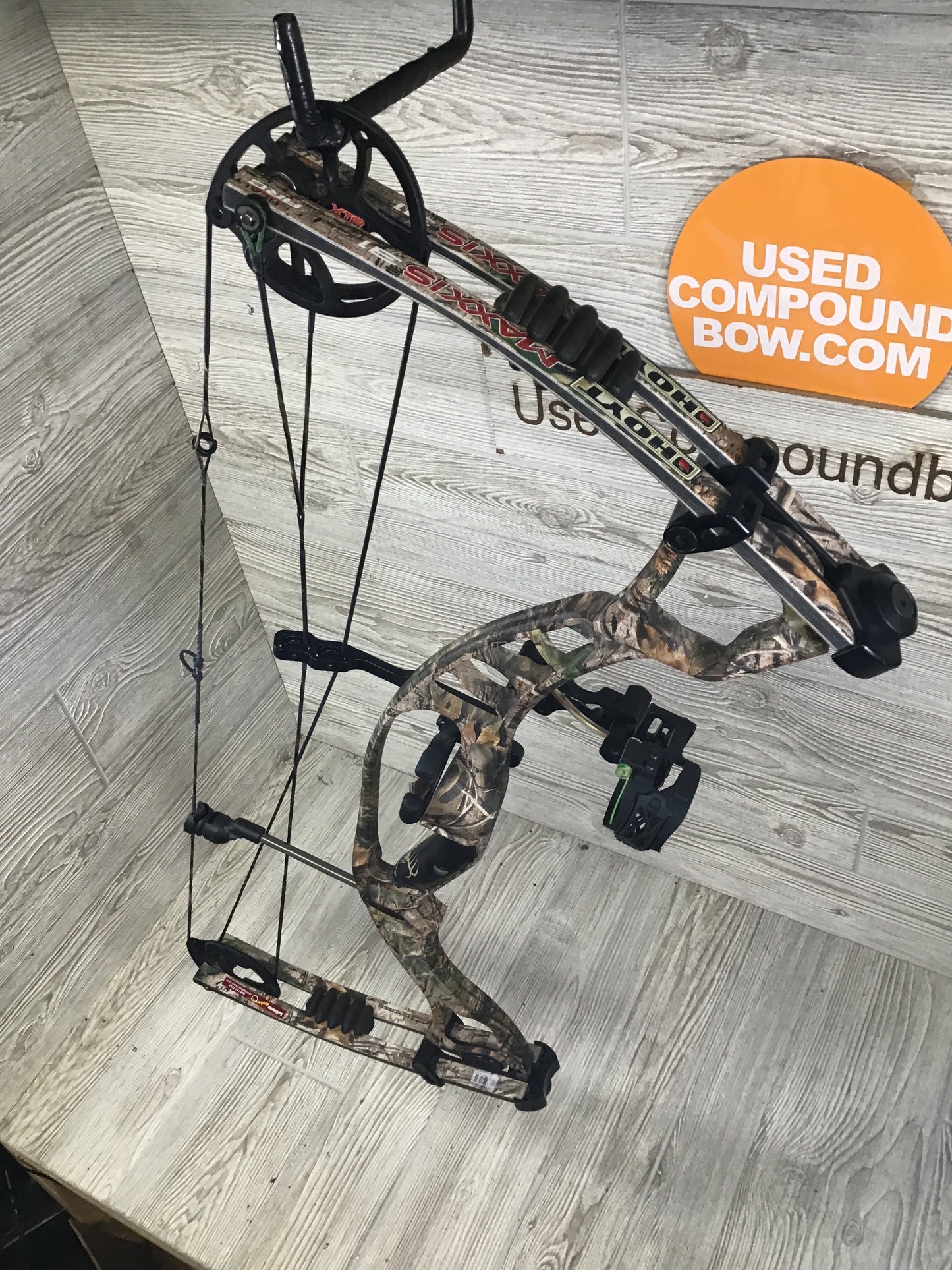 Used Hoyt Maxxis 60-70# Left Handed 27" Package