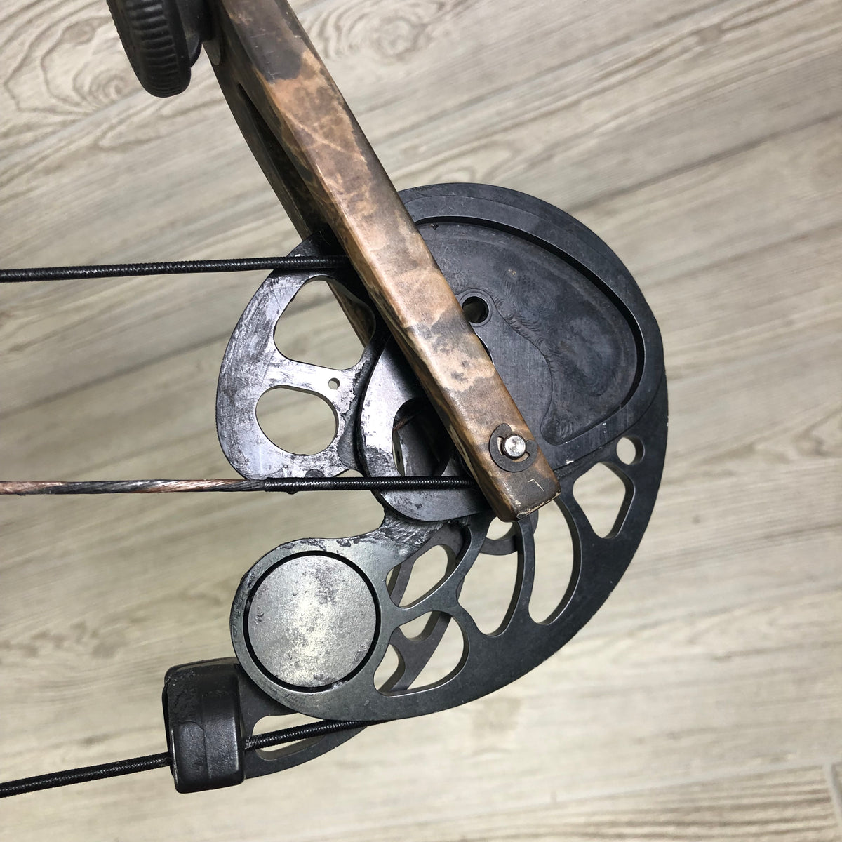 Used Mathews Legacy Right Handed 30" 70lb