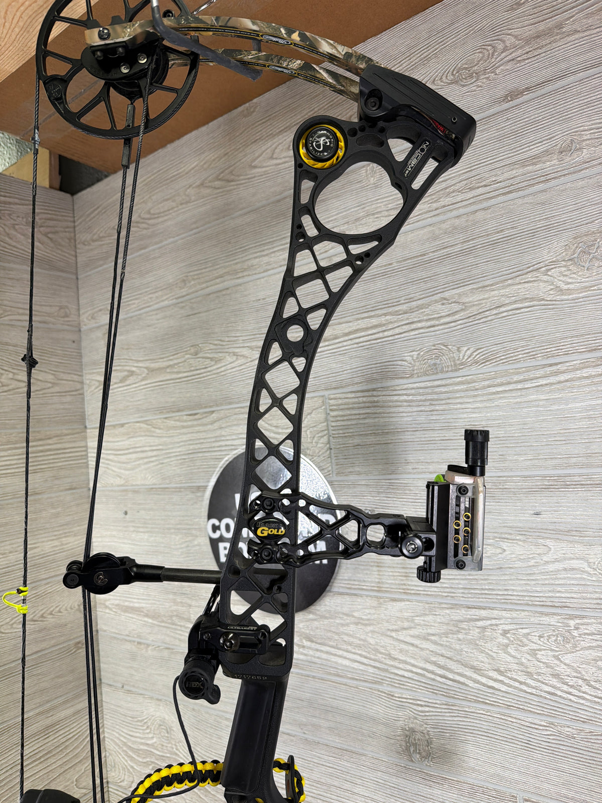 Used Mathews No Cam HTR  RH 30" 60lbs Black Riser/ Camo Limbs PKG