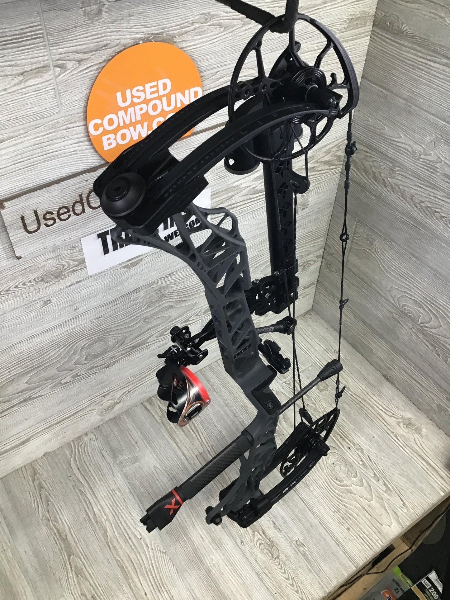 Used Mathews Lift X 29.5 Right Hand Shale Riser/Black Limbs 28/70 Package