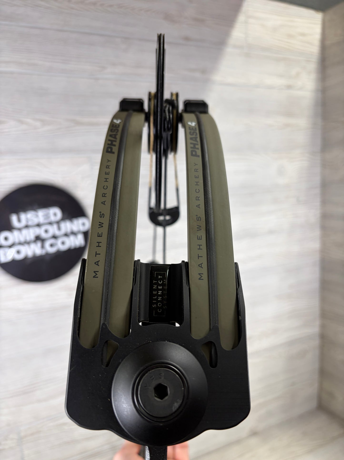 Mathews Phase 4 33 Black riser/Ambush limbs 31.5" 70lb Right Hand