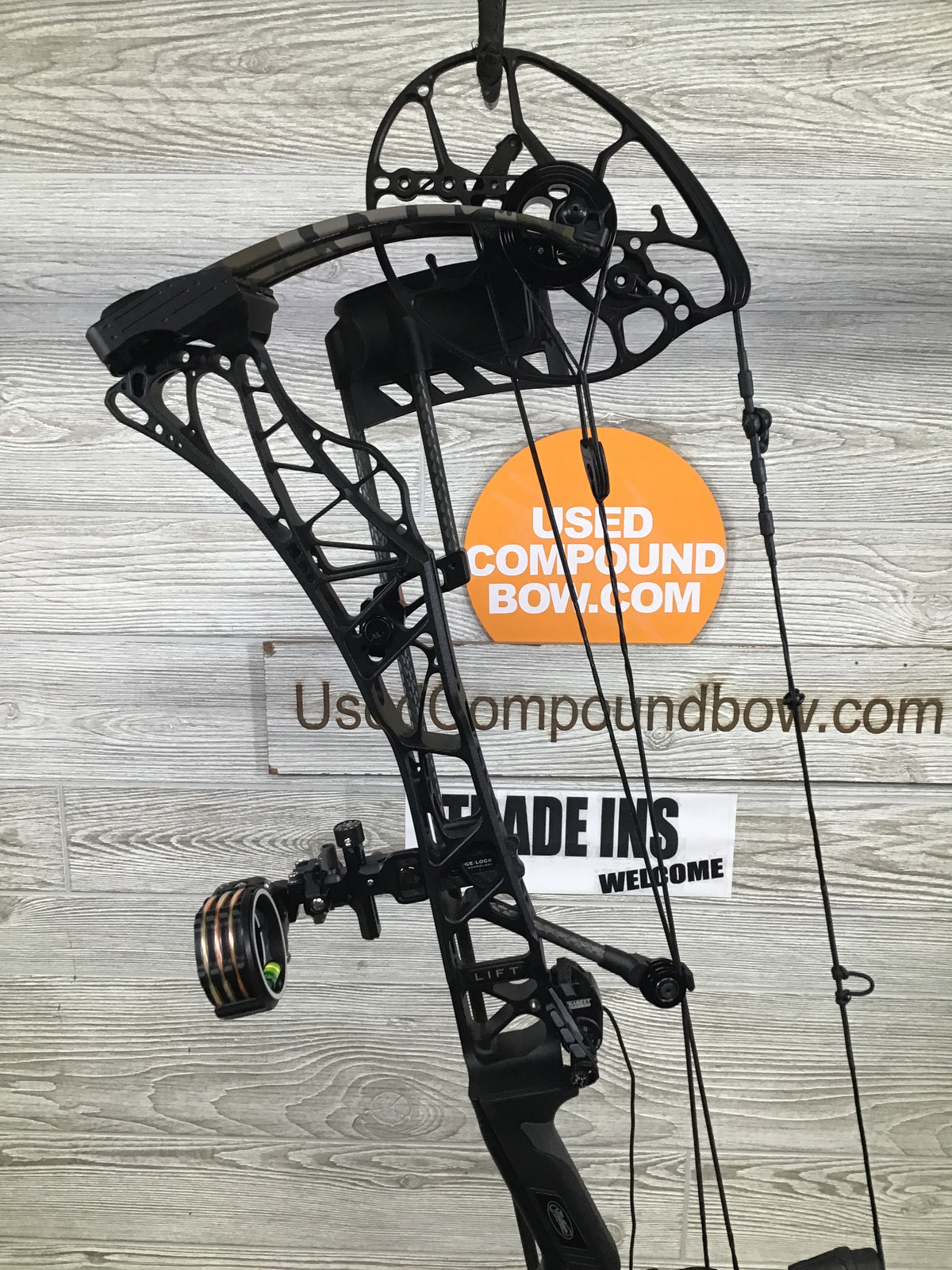 Used Mathews Lift X 29.5 Right Hand Black riser/Bottomlands limbs Loaded Bow Pkg