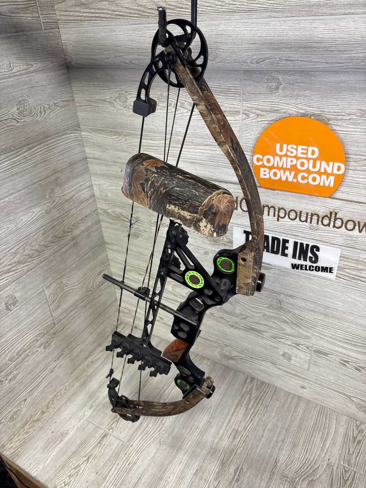 Mathews Black Max 60-70# 30" Right handed Camo