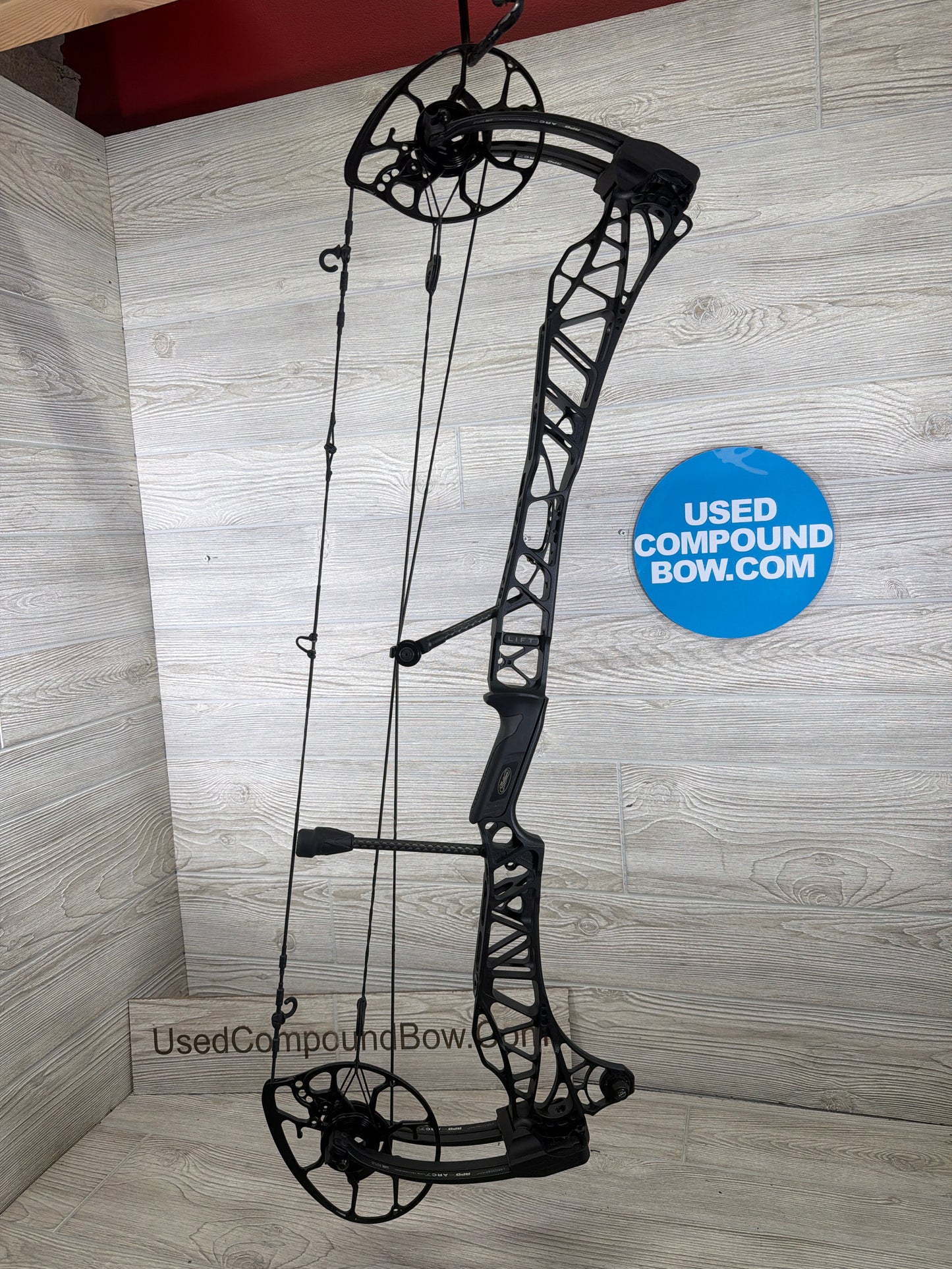 Used Mathews LIFT X 33 30" 70lb Left Hand Black Bow