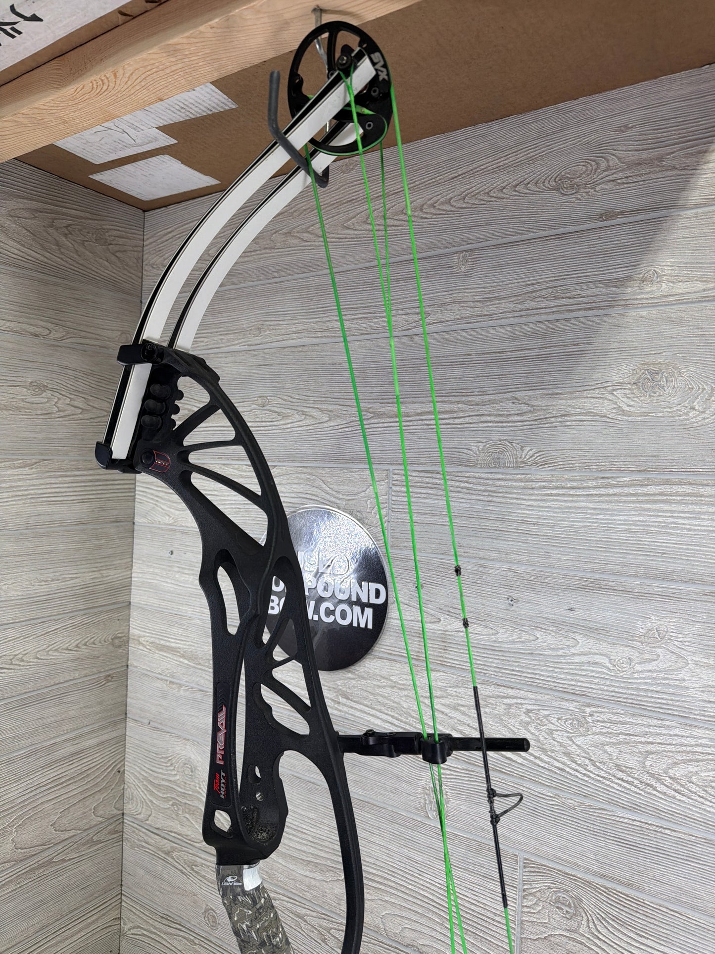 Used Right-Handed/Black and White Hoyt Prevail 40 SVX #4 30.5-31.5" 50-60#