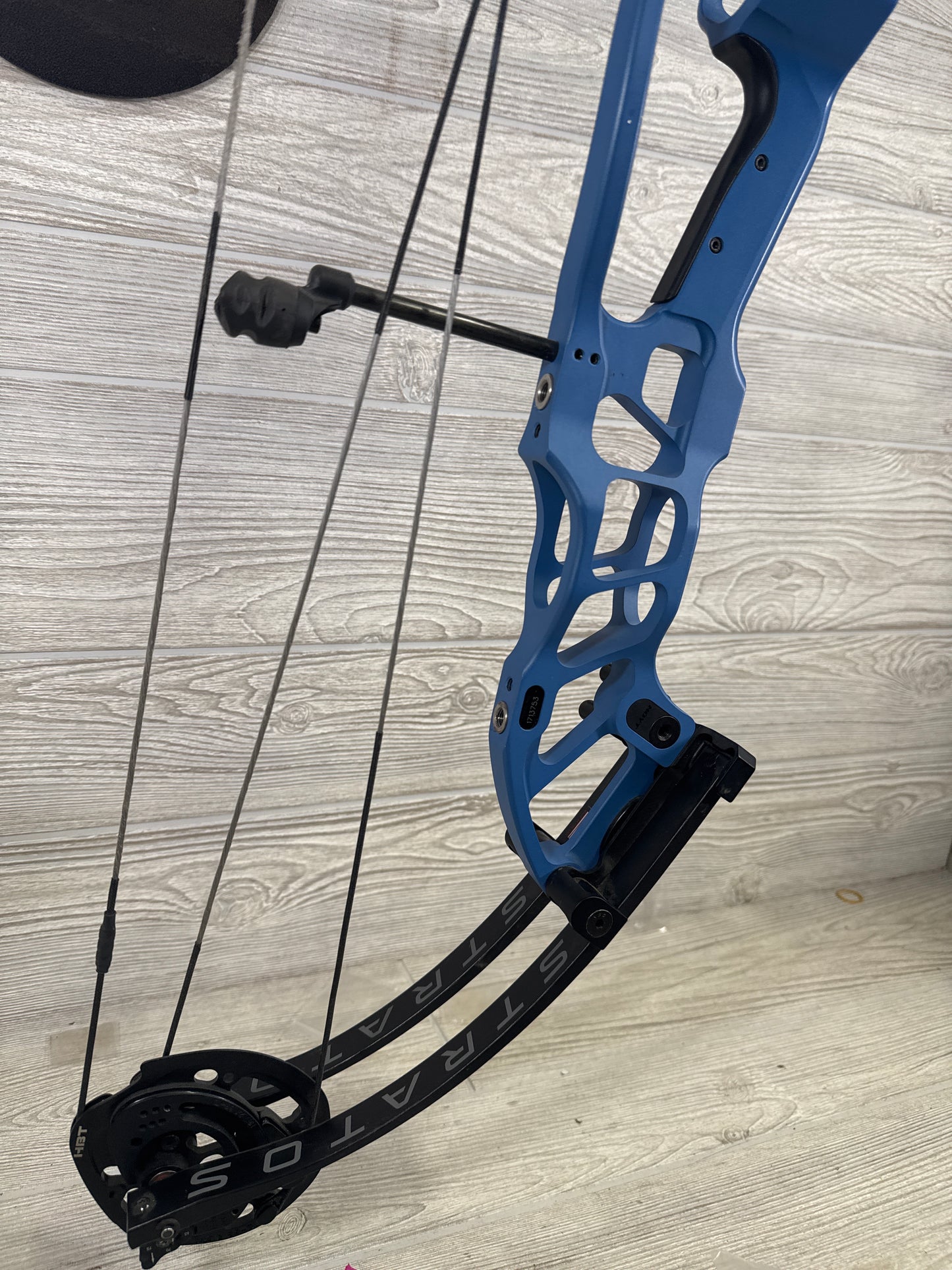Used Hoyt Stratos 40 Right-Handed Blue HBT 2 cam 29.5-32''