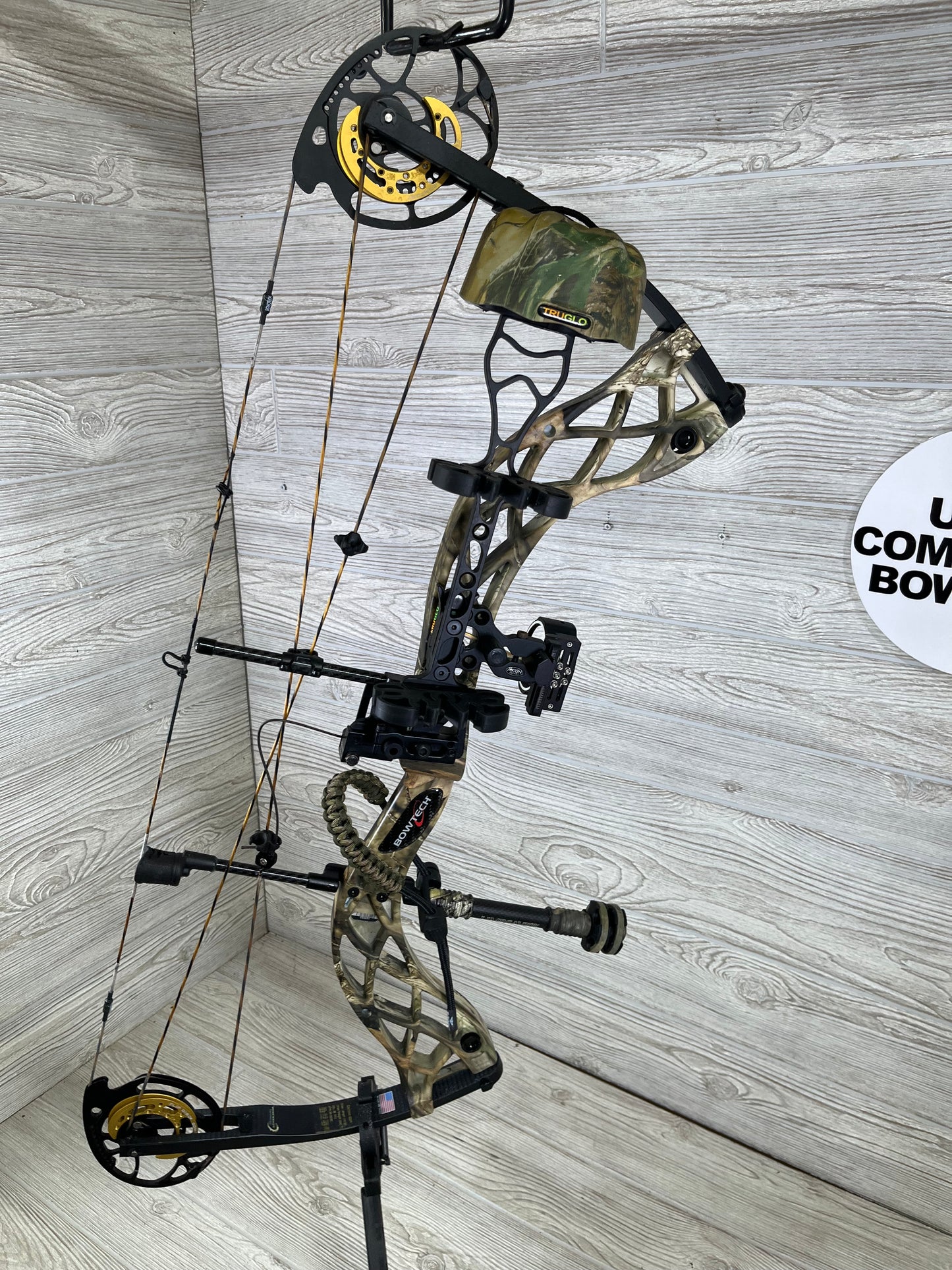 Bowtech Carbon Icon Right Handed 60-70# Camo package