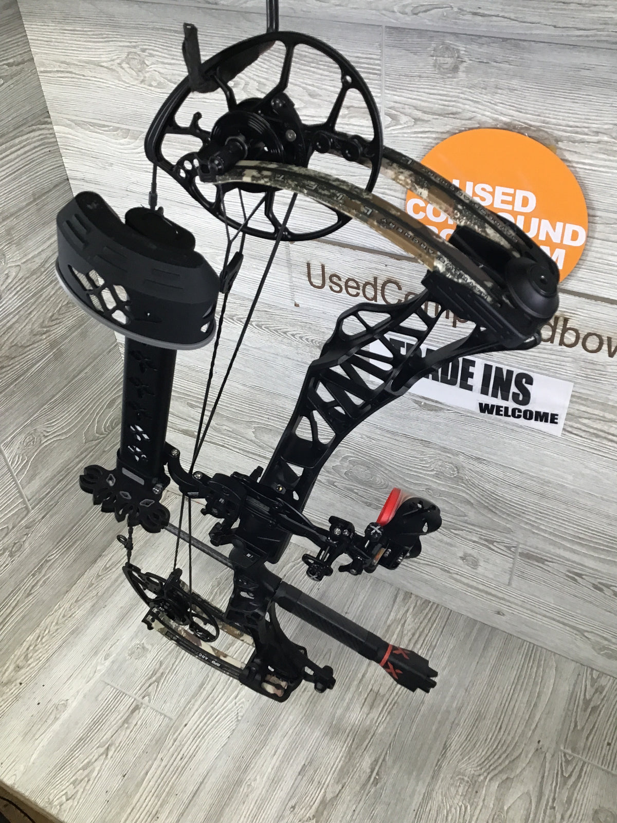 Used Mathews Lift X 29.5 Right Hand 29"/70# Black Riser/First Lite Limb Package