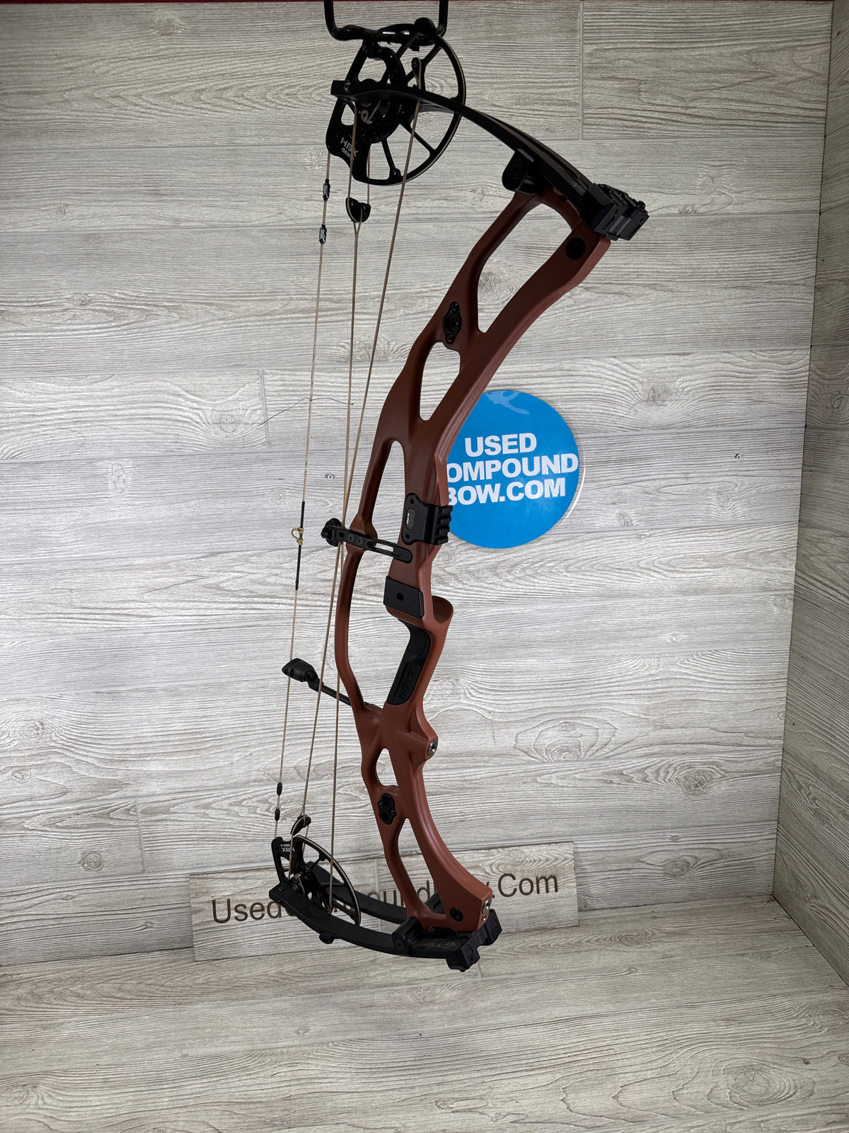 Used Hoyt RX-10 Ultra RH Georgia Clay with Black Topo Limbs 60-70#