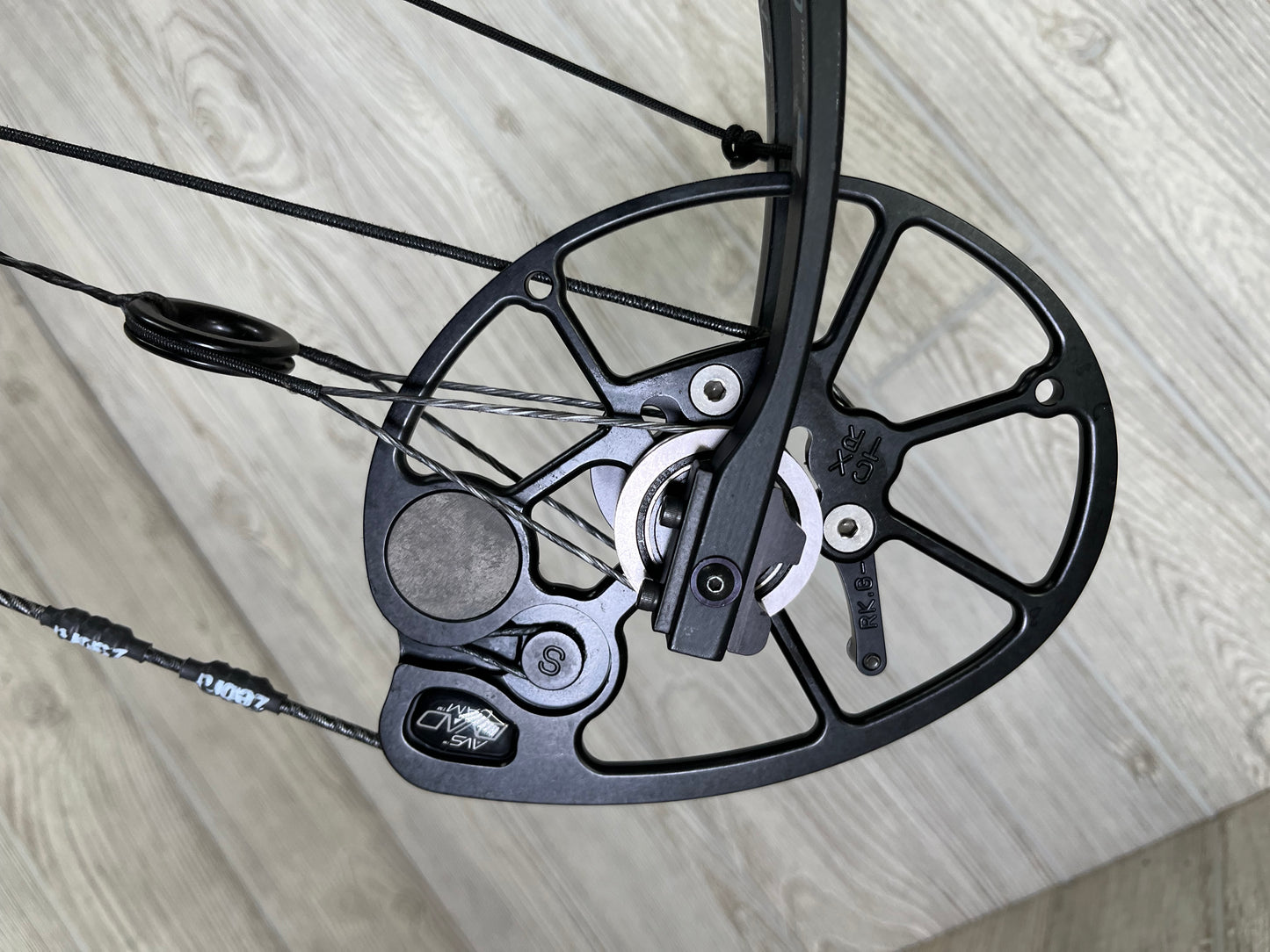 Mathews Chill X Black RH Package 70# MAX