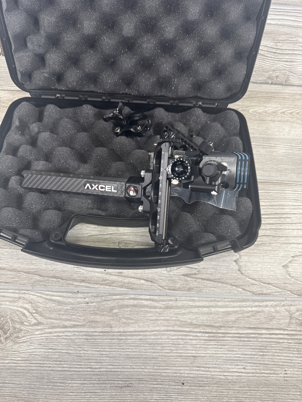 Used Axcel Achieve XP Variable range 2.0 Right Handed Carbon Bar 6" with uv scope