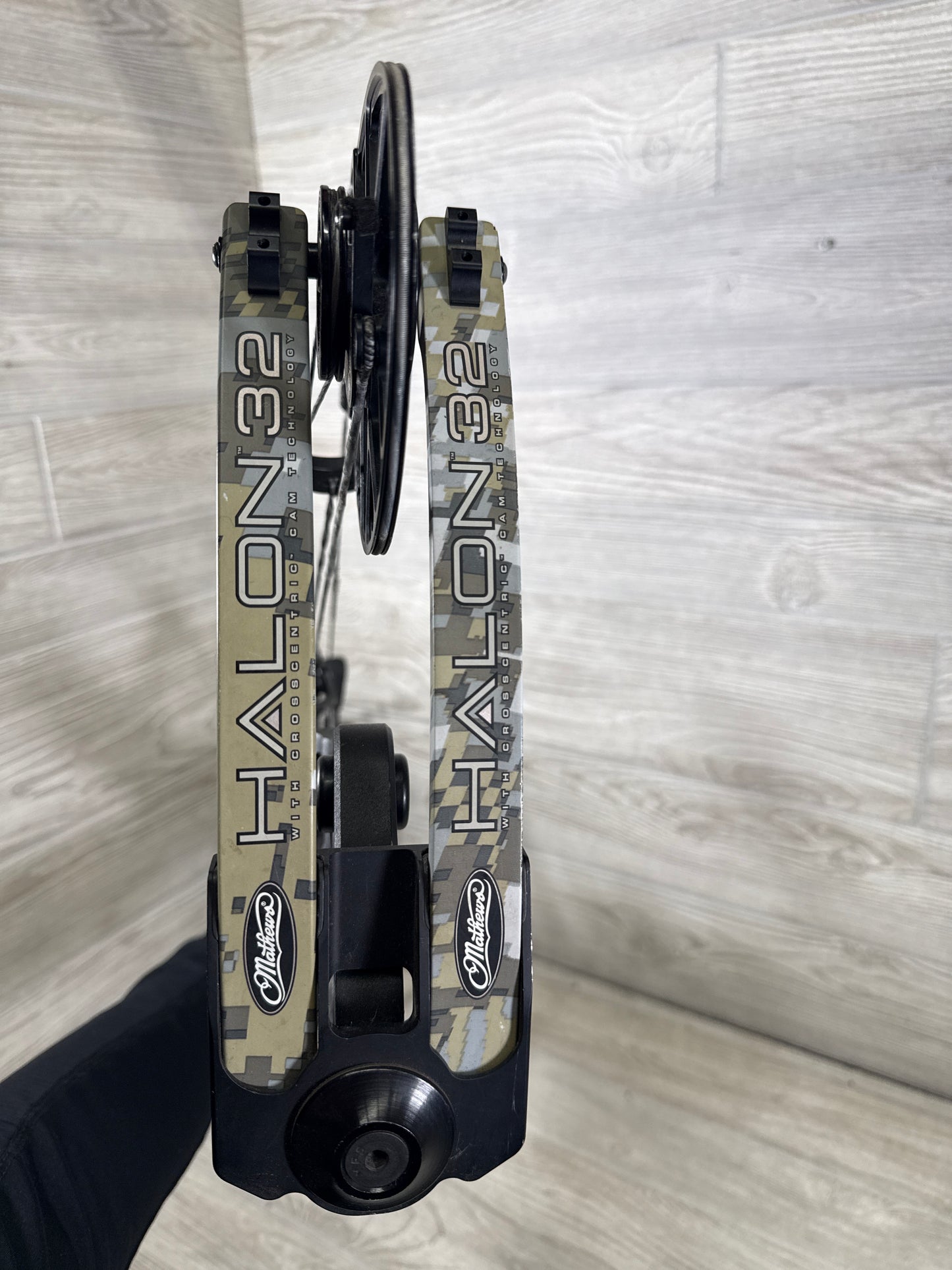 Used Mathews Halon 32 6 Black Riser Elevated II Limbs 30in 70#