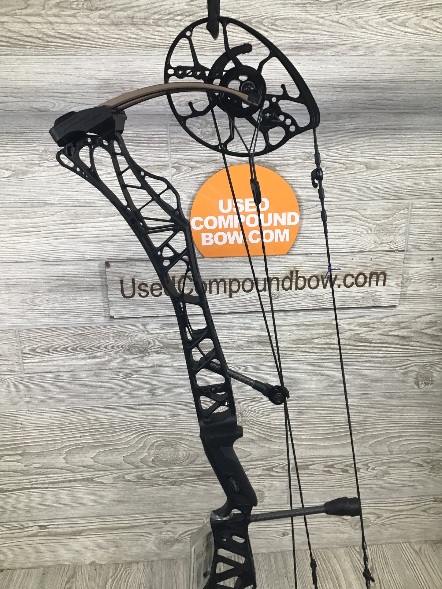 Used Mathews Lift X 29.5 Right Hand Black riser/Earth limbs Bow 27/65