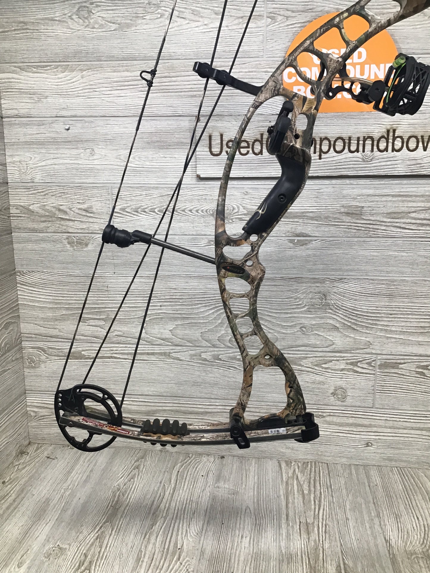 Used Hoyt Maxxis 60-70# Left Handed 27" Package