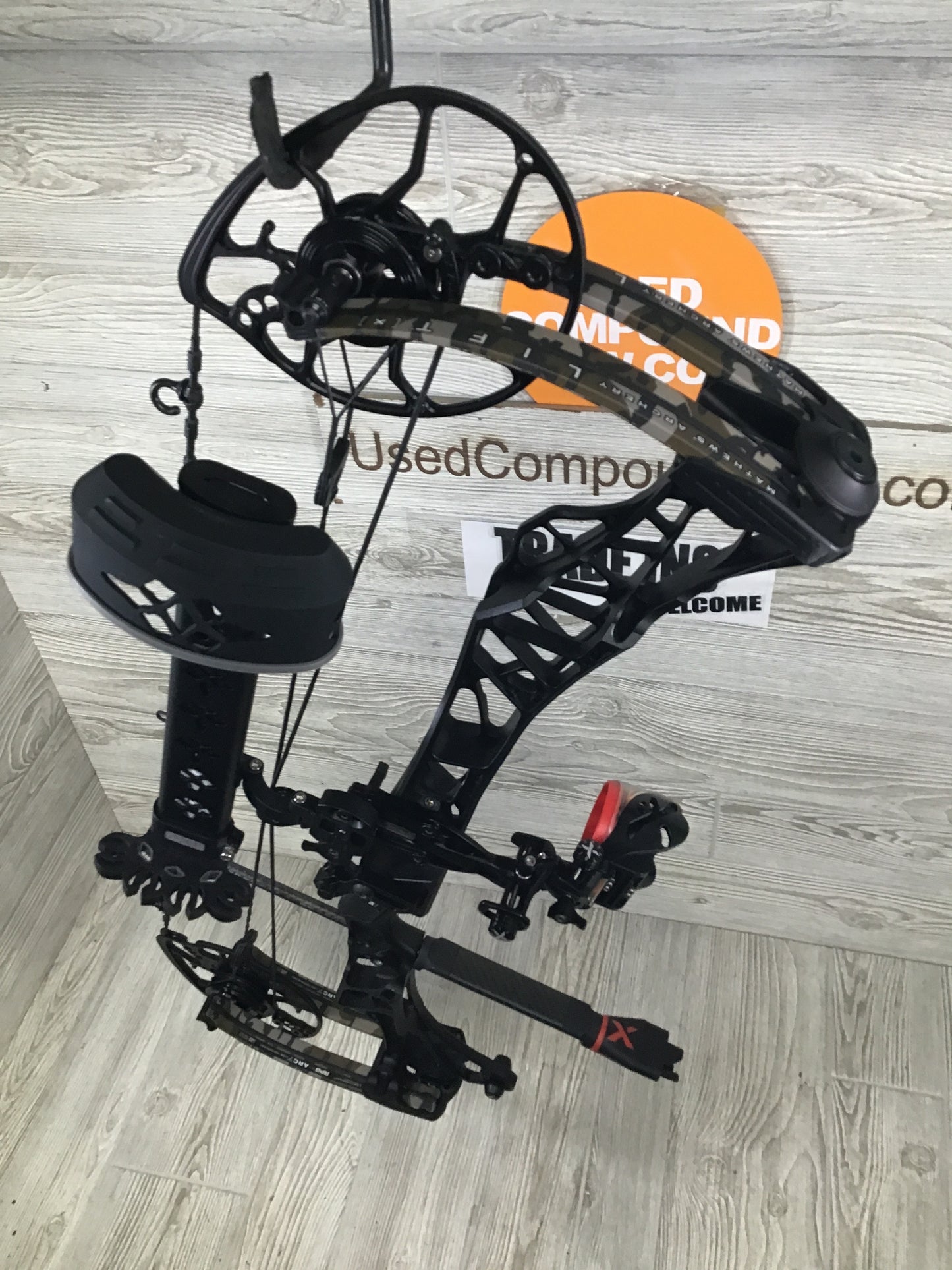 Used Mathews Lift X 29.5 Right Hand Black riser/Bottomlands limbs Bow 30/70 Package